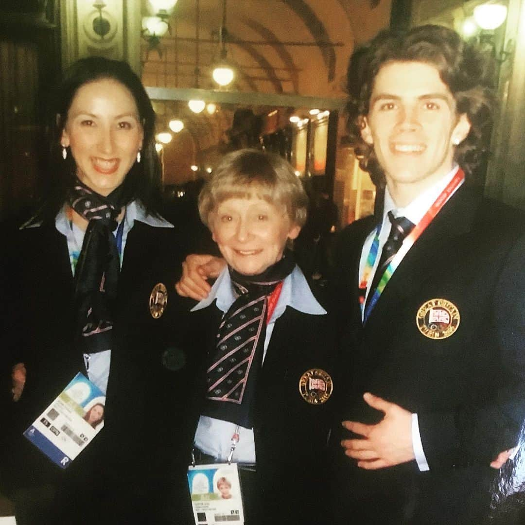 シネイド・ケアーのインスタグラム：「Coach, Role model, surrogate family....Joan Slater shapes us into the skaters - and now coaches - we are today. She was the toughest woman I ever knew - that’s for sure, but with a great heart and wickedly dry sense of humor. So many stories and memories that will make me laugh and cry for a long time to come...... This pic is from Turin Olympics 2006. RIP Joan ❤️❤️❤️」