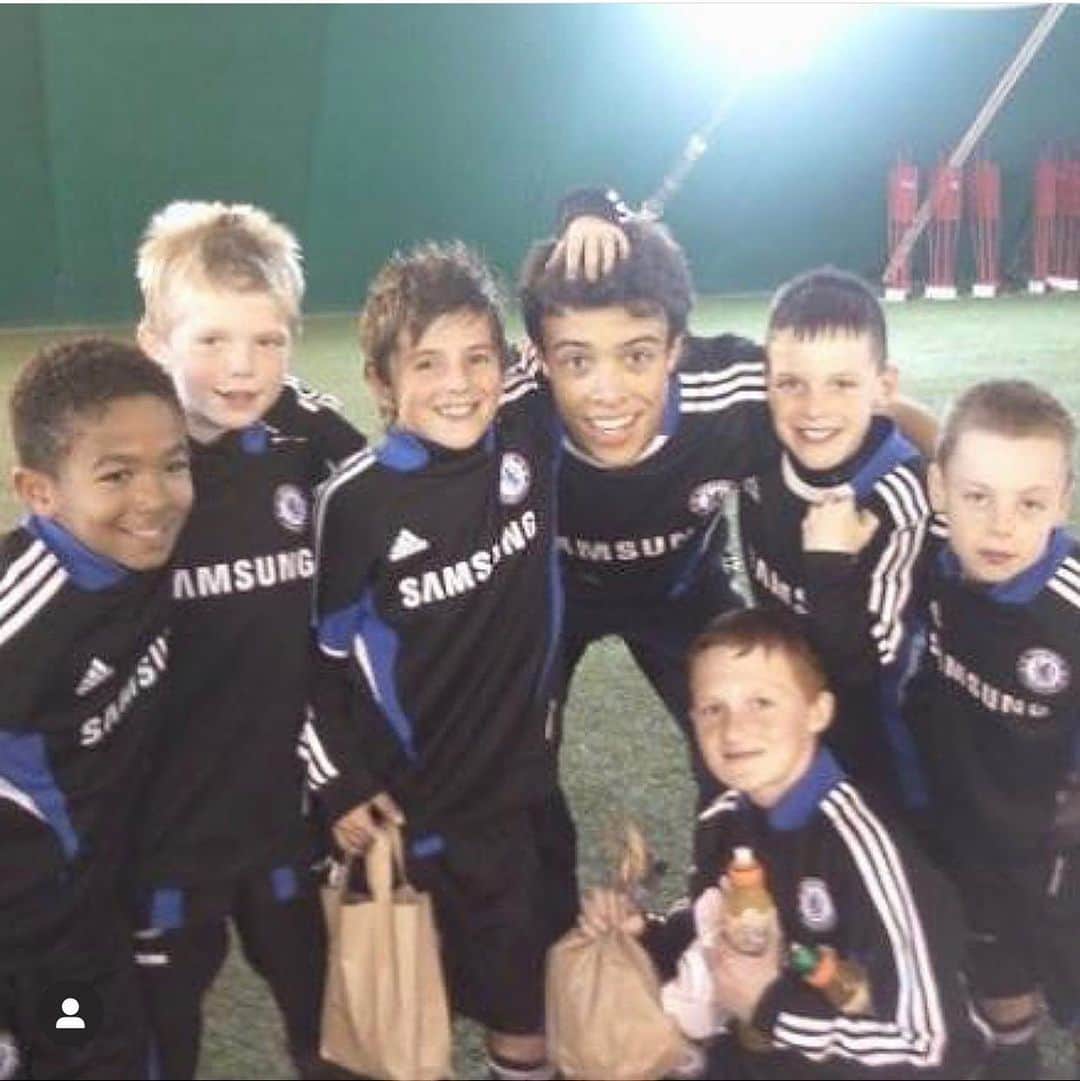 フランコ・ディ・サントのインスタグラム：「Feliz de ver como muchos de estos niños alcanzaron sus sueños !!! Orgulloso de haberles sacado una sonrisa a estos craks !!! 🙏⚽️💙😁 #Chelsea #Football #blue」