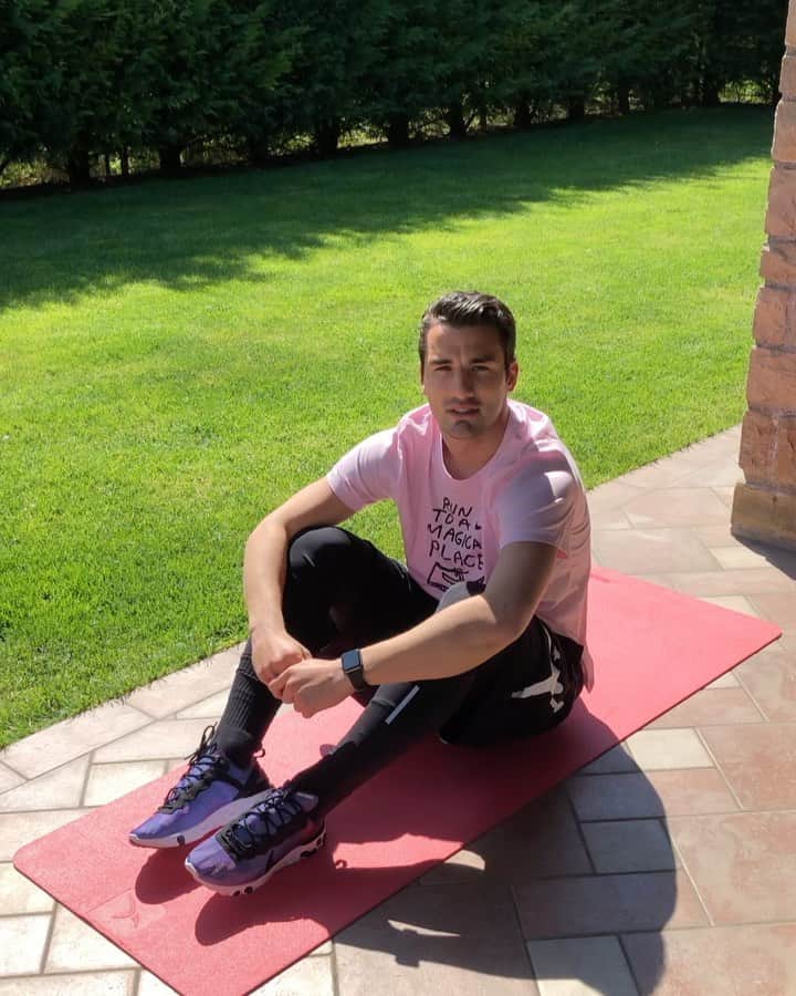 フェデリコ・ボナッツォーリのインスタグラム：「#LivingRoomCup - Week 2  @bebe_vio, ho accettato la tua sfida!!! 💪🏻☄️Solo tu potevi farmi fare una cosa del genere 😂🥴🤦🏻‍♂️... In qualche modo ne ho fatti 21 in 45 secondi, che dici, sono proprio così male? 😂😜 Ora voglio vedere come se la cavano i miei amici...Vi aspetto!  @locamanuel73 @lorepelle7 e @rolandomandragora 🤸🏻🏋🏻 #playinside @nike」