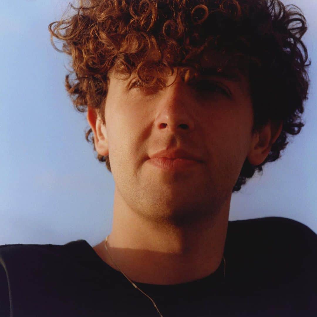 The xxのインスタグラム：「Hope you are all safe and sound 💙 Jamie has a new song he’s just put out called Idontknow, we know he made it for people to dance to in clubs but hopefully you can turn all the lights off, close your eyes and dance at home, just like we have been, we love you Jazz! xx R + O 💕 📸 @laurajanecoulson」