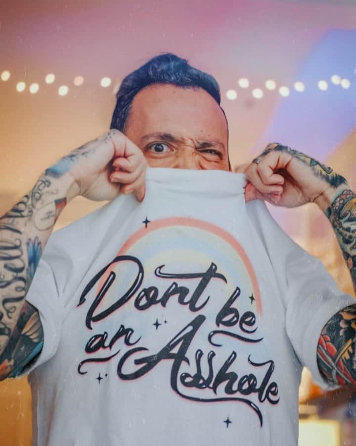 ニック・マーティンのインスタグラム：「Words to live by, ya know? Also, FRIDAY is the FINAL DAY to order this shirt & any of the other items that are available! Again, thanks to everyone who has ordered something and/or spread the word on this launch ❤️🙌🏽 Sincerely, it’s appreciated by me. Love seeing the movement that we’ve created together & watching it move forward in the positive ways it has. THANK YOUUUU! . Side question: How’s everyone doing? What are you guys up to today? Jenna & I are gonna try to finish a 2000 piece puzzle today & maybe watch some more of Ozark later on. . #DontBeAnAsshole #ExpectNothing #AppreciateEverything #MuchLove #wednesday #wednesdaywisdom」