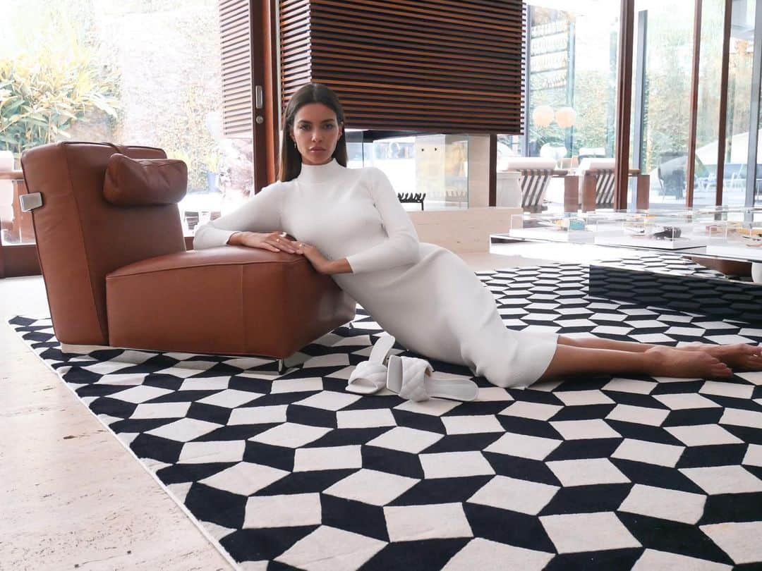 ジョアナ・サンスのインスタグラム：「Así, natural, tirada en casa💁🏽‍♀️. Extraño mucho mi trabajo, las producciones de moda... La magia de los shows... ¿Será que volveremos pronto?. Mientras tanto, @danialves juega a los fotógrafos conmigo y nos montamos unos “shooting” en casa📸 para matar la “saudade” 😜. #home #stayathome #keepbusy」