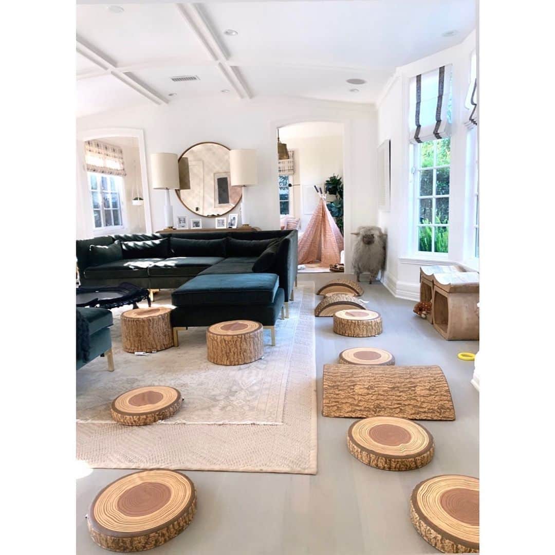 エリン フェザーストンのインスタグラム：「Day 36 of our quaantine...One of my personal challenges during this time has been finding ways to get my 4 year old and my 11 month old to play together.  These @ecr4kids soft blocks made a great addition to our living room (and aren’t an eye sore). I’m sharing some of my favorite toys in my stories today that have been helping us make it through these loooong days. What are some of your favorite toys and activities to keep kids of different ages engaged?」