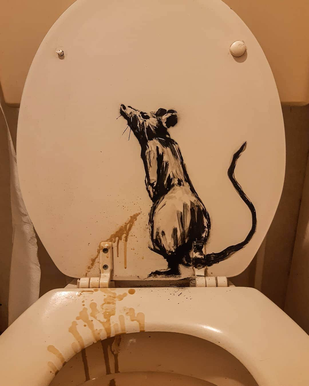 バンクシーさんのインスタグラム写真 - (バンクシーInstagram)「. .  My wife hates it when I work from home.」4月16日 2時45分 - banksy