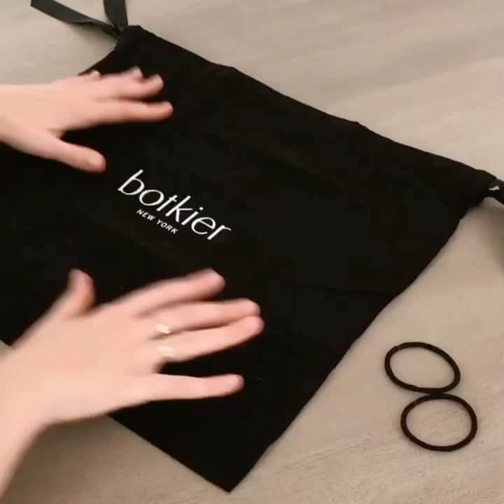 ボトキエのインスタグラム：「#facemask but make it #fashion • grab your #botkier dust bag to social distance in style 😷 #diy」