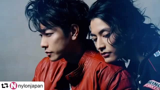 西村哲也のインスタグラム：「Styled by me  #repost @nylonjapan ・・・ NYLON JAPAN5月号、本日発売📖週末はお部屋でじっくり美しいふたりの世界を堪能して♡ @w_keisuke93  @nylonguysjapan  #佐藤健 #渡邊圭祐 #nylonjapan  #本日発売 #恋はつづくよどこまでも #恋つづ #恋つづロス」