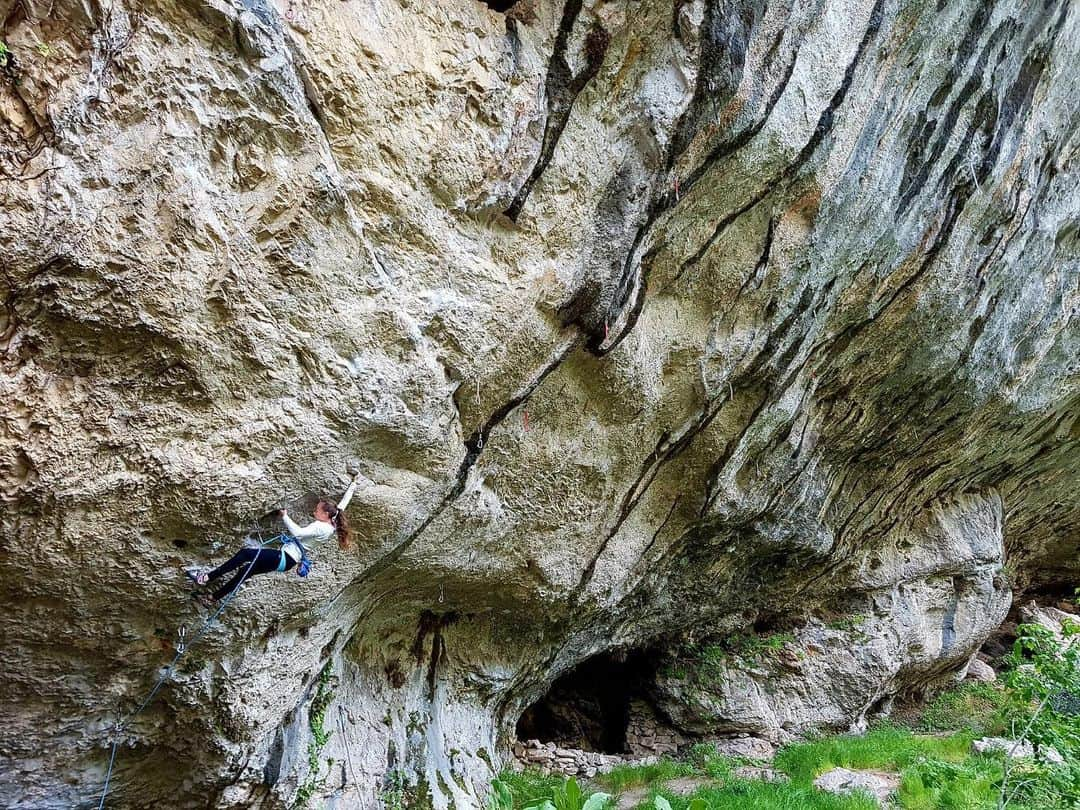 ユリア・フィシェルさんのインスタグラム写真 - (ユリア・フィシェルInstagram)「Another nice reminder of a beautiful trip to France. Gorges du Loup, 2017 🇫🇷 . . Even though the situation is slowly improving here in Austria I guess it will take a little longer until we can go on trips like this one ⬆️ again. 😣」4月16日 3時55分 - julia_fiser