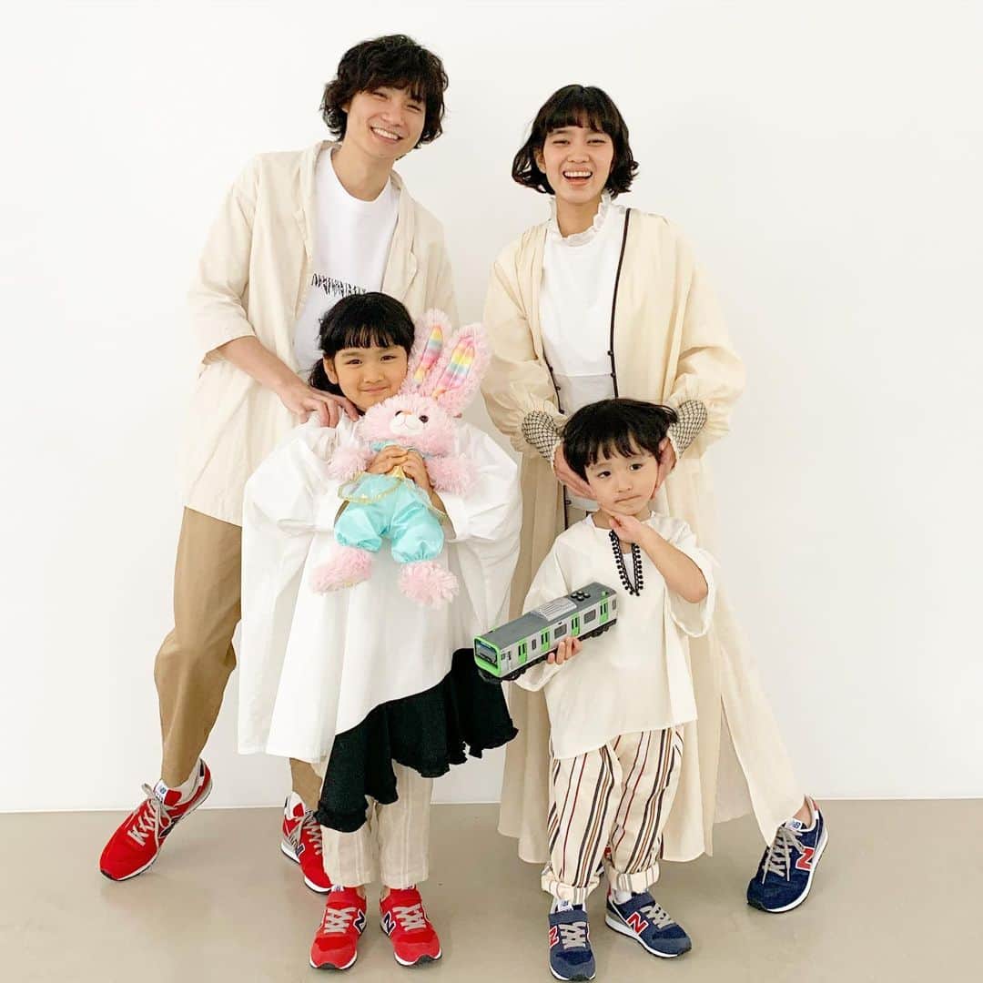 山口尚美のインスタグラム：「リンネルさん @liniere_tkj 5月号に家族で載りました👨‍👩‍👧‍👦💕 ニューバランスの靴を家族でコーデ👟 是非見てみてくださいませ😊❣️ #リンネル　#newbalance #abcマート」