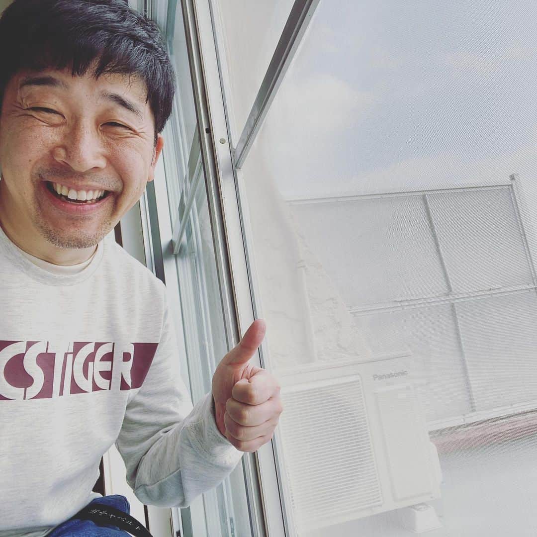 あべこうじさんのインスタグラム写真 - (あべこうじInstagram)「ㅤㅤㅤㅤㅤㅤㅤㅤㅤㅤㅤㅤㅤ 網戸を張り替えたよwww 詳しくはIGTVへ ㅤㅤㅤㅤㅤㅤㅤㅤㅤㅤㅤㅤㅤ #あべこうじ #網戸張り替え  #ハッピィ #楽しかったぁー #作業地味」4月16日 14時58分 - abe_happy