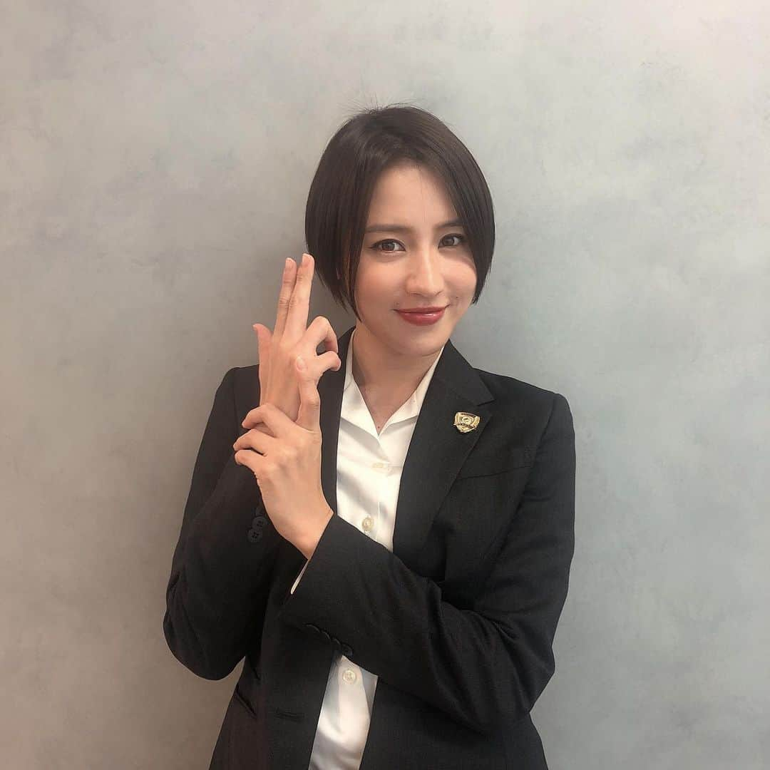 寒川綾奈さんのインスタグラム写真 - (寒川綾奈Instagram)「本日は2019年とある撮影で刑事役をやらせていただいた時のお写真📸﻿ これちなみに手は拳銃をモチーフにしています笑﻿ にしても、﻿ こういうカッコイイ系は我ながらしっくりきますw﻿ ﻿ 今日も夜インスタライブする予定だよ🌻﻿ 今日は事前にストーリーで質問、相談受け付けてそれに対するお返事にしようかなと思ってます✌️﻿ 質問してくれるかなぁー？？﻿ ﻿ ﻿ #カメラロールを振り返る　#うちで過ごそう　#stayhome﻿ #逮捕しちゃうぞ」4月16日 15時01分 - sogawaayana