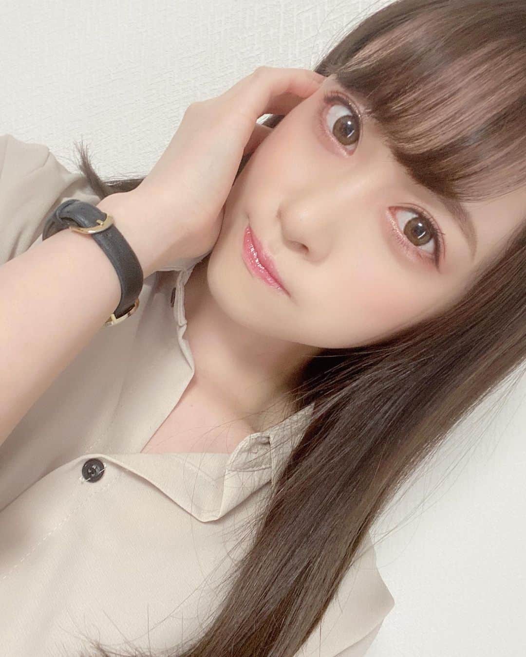 のインスタグラム：「✿﻿ ﻿ ピンクメイク💓💄﻿ 結局春のピンクメイクできる間に﻿ どこもお出かけできないな…😔﻿ だから食料調達しに外出る時に﻿ するしかないよねｯｯｯ﻿ ﻿ ✧ excel × JILLSTUART ✧﻿ ﻿ 💄サナ エクセル スキニーリッチアイシャドウ SR03﻿ ﻿ 画像2枚目左上のコスメ﻿ 普段使いしやすいピンクっぽいブラウン🌸﻿ 結構使う頻度多いからめちゃくちゃ底見えしてる 笑﻿ Syain Barとか酒場に出勤してる時とか﻿ 結構使ってること多いかも〜！﻿ ﻿ 💄サナ エクセル シャイニーシャドウ N SI04﻿ ﻿ 画像2枚目左下のコスメ﻿ シルバーラメ多めの中にゴールドラメも程よく﻿ 入ってる感じで可愛い～！！﻿ キラメキ具合が結構すごいから﻿ 普段使う時は瞼の真ん中だけに使うと﻿ 瞼の立体感が生まれてとても良き👏﻿ ﻿ 💄サナ エクセル リアルクローズシャドウ CS02﻿ ﻿ 画像2枚目右上のコスメ﻿ The かわいいが詰まったお色味〜！﻿ これだけで目元仕上げる勇気がないので﻿ 目じりだけ…とかって使うことが多いけど﻿ それだけでも春らしさが演出できる天才👏﻿ ﻿ 💄ジルスチュアート ﻿  フォーエヴァージューシーオイルルージュ グロウ﻿ ﻿ 画像2枚目右下のコスメ﻿ 青みピンクに仄かなゴールドパールが入ってて﻿ めちゃくちゃ可愛らしいお色味🌸﻿ 何番かはシール剥がしちゃってて分からなかった…﻿ ﻿ ﻿ リップも紹介してるのに﻿ 全然リップの感じがわからない﻿ 写真の撮り方してるね 笑﻿ ﻿ ﻿ #クルーズグループ #av女優 #AV﻿ #セクシー女優 #桐山結羽 ﻿ #コスメ #メイク ﻿#excel  #jillstuart #jillstuartbeauty  #ピンクメイク #春メイク」