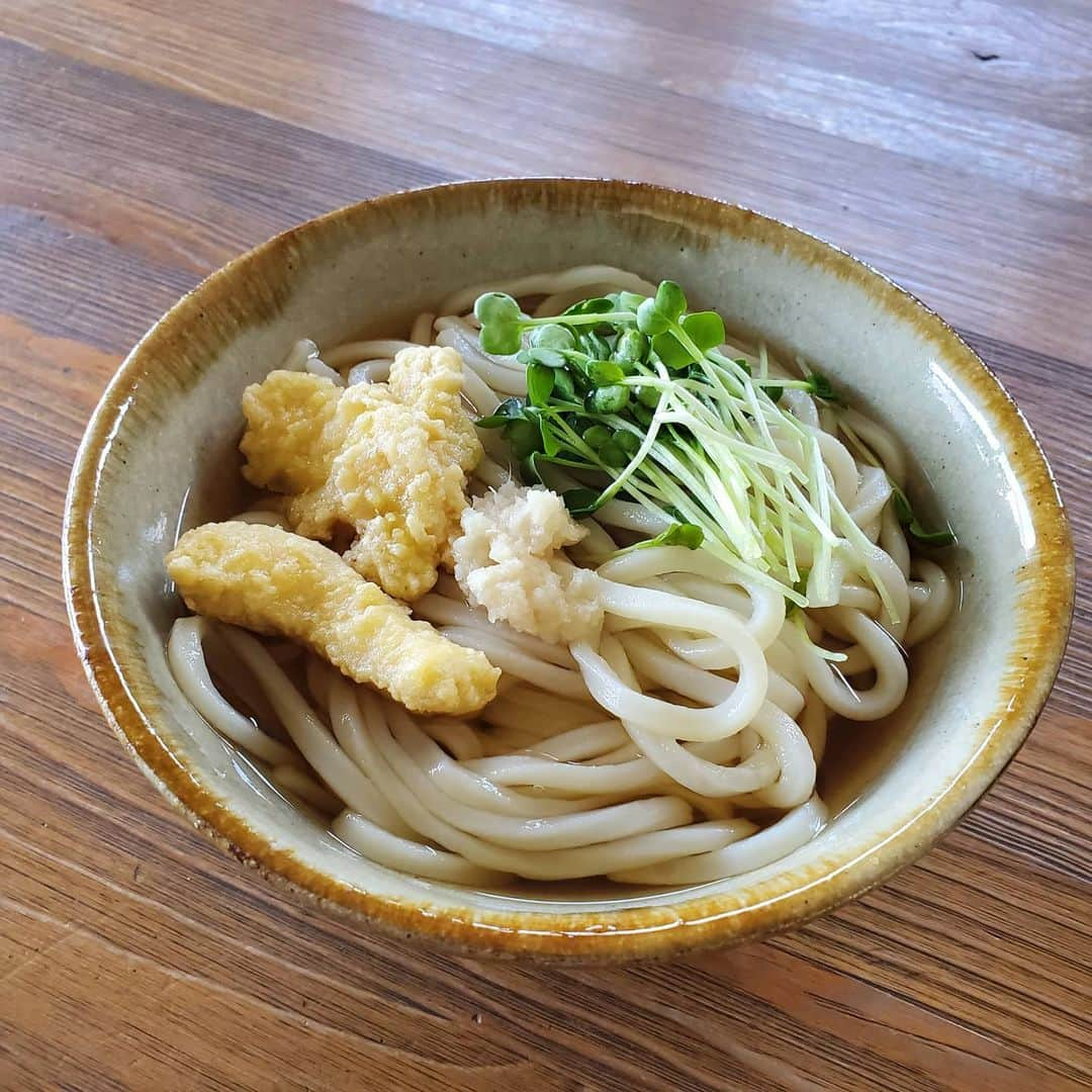 田畑竜介さんのインスタグラム写真 - (田畑竜介Instagram)「今日のお昼は 日の出製麺所の麺で ひやかけに鶏天トッピング😋  さて、このあと13時55分から 今日感テレビの公式インスタで インスタライブを行います🎵  今日はBBQに役立つオススメのグッズを 初心者向けにご紹介します😌  #今日感テレビ #インスタライブ #bbq」4月16日 13時32分 - tabacchi_rkb