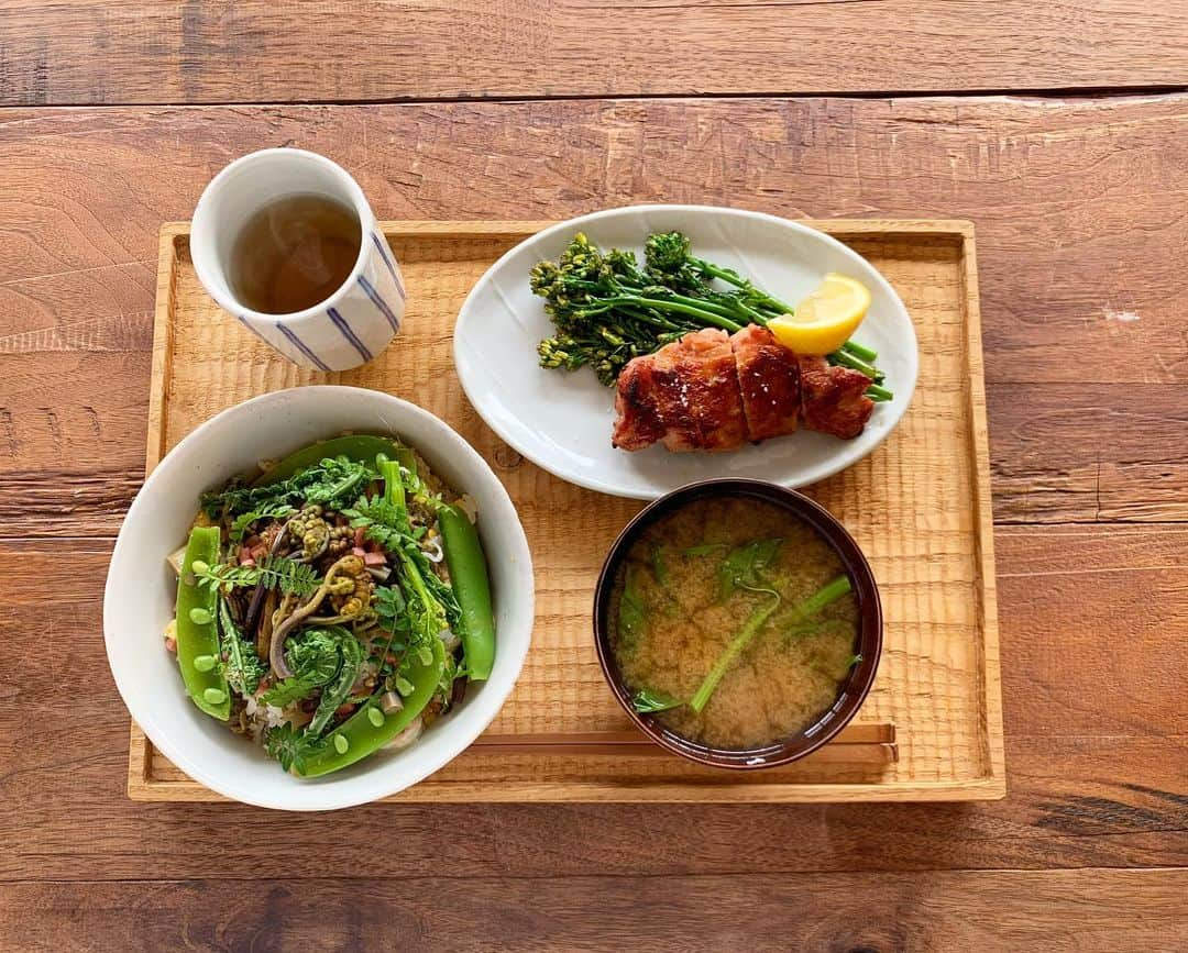 青山有紀さんのインスタグラム写真 - (青山有紀Instagram)「1人ランチは山菜の蒸し寿司🌿 皮をカリッと、中はふっくら焼いた鶏肉に添えたのはアレッタ（茎ブロッコリー）🥦 #寿養茶　@juyo_cha がHPの通販でもご購入いただけるようになりました。やかんで沸かしても急須でも美味しく飲めます💛 #青山有紀 #青山有紀ごはん」4月16日 13時44分 - yukiaoya