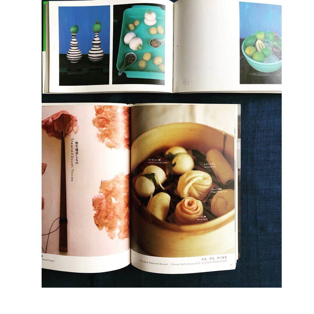 山本千織さんのインスタグラム写真 - (山本千織Instagram)「#料理本リレー  主婦生　@ryourinohon さんごめんなさい。五冊選んでしまいました...（なので手前味噌コーナーは無しで） 「当時本屋で手にして腰抜かしそうになった本」を基準に選びました。（すべて初版）  ①イタリア料理の本/米沢亜衣（アノニマ・スタジオ）2007年初版  とにかくレシピ。”持ちあげて、向こうの光が透けて見える程度の厚さまで伸ばす”とか、”指の間で、舌の上で、すんなりつぶれるくらい、”とか、この人にとってそれ以外のジャストな言い方は無いのだと思わせ、且つイメージを与えてくれる。突き放し救うみたいな。 —————————— ②料理=高山なおみ/高山なおみ（リトルモア）2014年初版  東京に来て「私の好きな高山なおみは何処にいますか？」と捜索願いを出したく（わかる人にはわかる）なっていたのですが、この本を手にして、「そうか、そんなことしてる奴らにとどめを刺すのにこれ出したのか、、」と思わせる迫力本。アートディレクション:立花文穂・スタイリング:高橋みどりっていうのも迫力。 ——————————— ③テリーヌ/渡辺麻紀（池田書店）2009年初版  東京に来て本を出してる人の料理教室へ行ってみたく、選んだのが渡辺麻紀先生。ザ・東京マダムって感じの生徒さんの中全くオーラが違うおばさんが出てきてそれが麻紀先生。とにかくカッコ良かった。この帆立のテリーヌのレシピが今でもバリエーションの元になってる。 ———————————— ④スチームフード/長尾智子+福田里香（柴田書店）2003年初版  ⑤イロハニ歳時記/猪本典子（リトルモア）2004年初版  好きな本は？と聞かれて必ず「スチームフード！」と答えているので、周りも飽き飽きしてるのではと思いつつ、やはりこの本を手にした時ほど、どきどきして楽しくて可能性とか、そんな気持ちにさせてくれたことは無い。 17年前...イロハニ歳時記もそうですが、今見ても発見があり見入ってしまう。  自著の編集担当KADOKAWAの中野さなえ　@nakanosanaeee さんからいただいたバトンを (NO) RAISIN SANDWICHのパッケージデザイナーでもある田部井美奈 @mina_tabei さんと、連載しているananの料理ページ編集者の河野友紀 @kounoyuki さんへまわします。」4月16日 13時40分 - chiobenfc