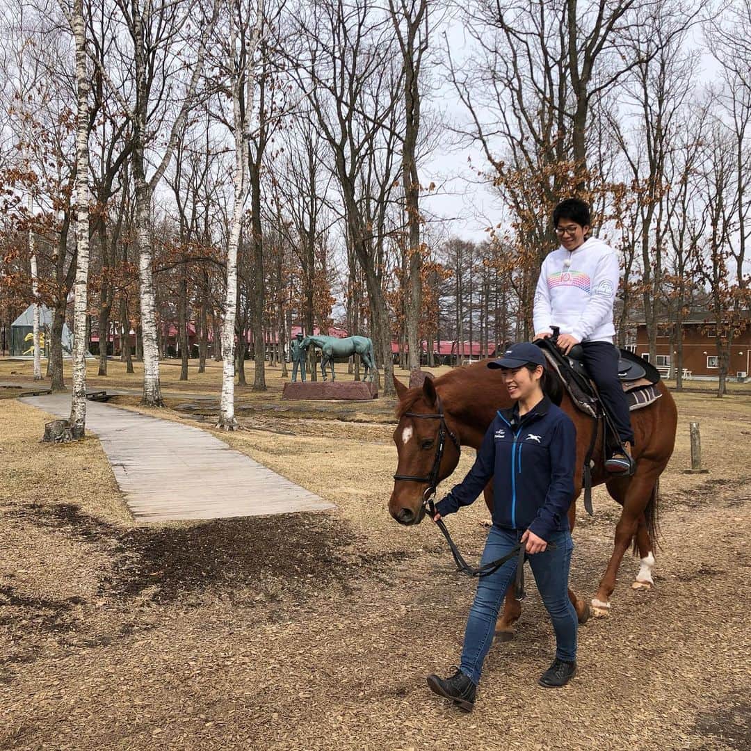 堀内大輝さんのインスタグラム写真 - (堀内大輝Instagram)「休園する施設なども多く、 なかなかお出かけできない今日この頃… 我々に何かできることはないだろうか、 少しでも楽しく明るい話題を提供できないかと思い、 先月の今日ドキッ！でお送りしたのが、 #行ったつもり中継 ！  苫小牧にあるノーザンホースパークは、 年間30万人が訪れる馬のテーマパークですが 4月28日までの予定で休園中。 そんな中でも可愛いお馬さん達は元気いっぱい！ 癒される✨ 馬好き🐎の私は休園中の園内で ひとりはしゃいでおりました… . 【1枚目】はあの名馬#ディープインパクト のお母さん、 #ウインドインハーヘア 。 カメラを向けるとちゃーんと一発カメラ目線！ ありがとう！ . 【行ったつもりメイン】は、引き馬体験（乗馬）！ 馬の足音、揺れ、息遣いを感じ、 春の風を体に浴びながらの乗馬は気持ちよかった！ . 乗馬しなきゃなかなか見られない 馬上からの景色をどうぞ！  体高は150センチくらい。素敵な眺めです。 馬く撮れ…あ、いや、上手く撮れた自信はないですが、 少しでも行ったつもりを味わってください！ オンオフの切り替えがしっかりしているジョンくん、 人を乗せていない時は居眠りをしています…笑  記憶の限り、人生でも初めての乗馬でした🐎 お子さんも2歳、3歳から1人で乗れるそうです。  あと、このプリっとしたおしり… 今シーズンから登場の「プリンちゃん馬車」です。 プリンちゃんは馬車を引くのは初めて！ 乗り心地良かったですよ！  でもごめんなさい、 何故かタイムラプスで撮ってしまって 毛並みの良さがやたらと際立つ映像に…🙇‍♂️ . 気兼ねなくまたお出かけできる日を願って… . 今はなかなか行けないけれど、 見てみたい覗いてみたい場所などあれば 教えてくださいね。 可能な限り、お届けできるよう頑張ります。  #行ったつもり #私たちにできること #ノーザンホースパーク #ノーザンファーム #乗馬 #引き馬 #馬 #競馬 #馬好きさんと繋がりたい  #苫小牧 #新千歳空港 から車で15分 #北海道 #観光 #北海道旅行 #今日ドキッ #アナウンサー #HBC #堀内大輝」4月16日 13時42分 - hbc_daikihoriuchi