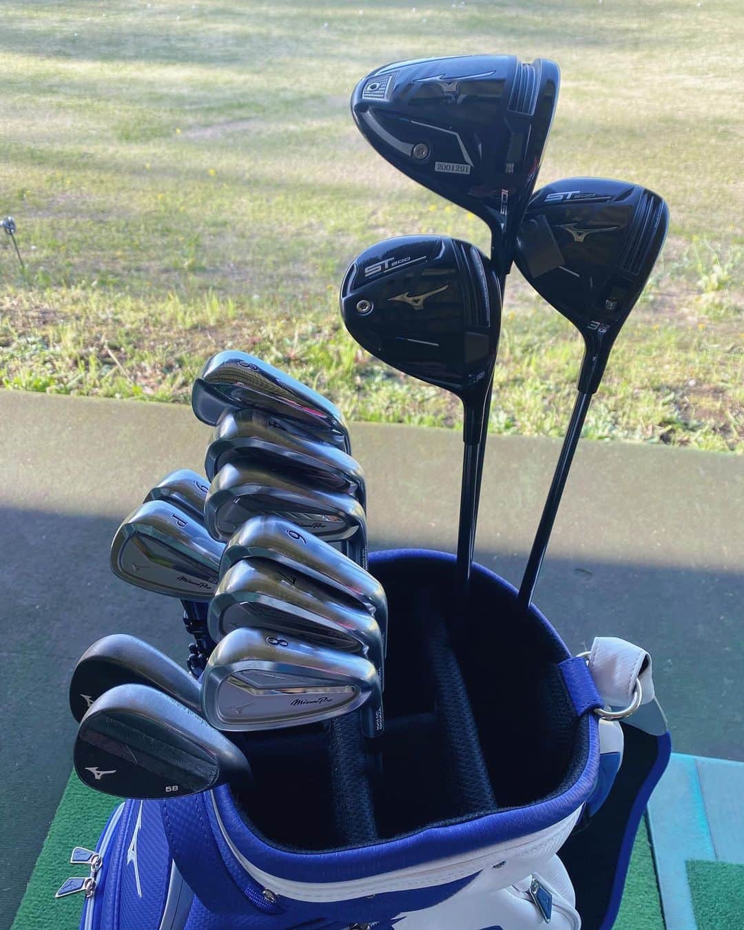 のインスタグラム：「⛳️クラブ 高校生の頃からお世話になっている MIZUNO様のクラブを今季も使用させて頂きます！ ✴︎ 1W　ST200X 3W.5W　ST200 3I　mizunoproFLI-HI 4I~PＷ mizunopro920 ✴︎ 元々はシャープなタイプのヘッドが 好みで それしか打ったことがなかったのですが ツアーを1年間戦う中で安心感のある クラブを選択するようになっていました☺️ ✴︎ 最初は少し違和感がありましたが 大きくてもシュッと綺麗な見た目と 最高な打感と音で投入を決めました🙂🙃 ✴︎ 後は実戦でどれだけコントロールできるのか 早く今までの練習を試したいです☺️ ✴︎ コロナウィルスの影響で 外出自粛が続いていますが 早く収束し皆様が元気に練習でき "ミズノなのにやさしい"アイアンと "ミズノ世界戦略STシリーズ"ウッドを お試し頂きたいなぁと思っています⭐️ ✴︎ #MIZUNO #mizunopro #ST #最高なクラブ #デス👆🏼 ✴︎ 写真は少し前のですみません🌀 ✴︎ ps アイアンは920の前形モデル 918から使用していますが さらに抜けが良くなり 軟鉄鍛造なのに 7Iから4Iはダブルポケットという 飛ばしに特化した構造を実現😳 そしてスイートスポットが広くなり 打点のブレに強くなっています！ 打感はずっと変わらず最高！！ "ミズノなのにやさしい"😙 #mizunopro920 ✴︎ ウッドとドライバーは STシリーズにオールチェンジ！ Bチタンという飛びに特化した素材を使用していて とにかく飛びます！ まっすぐドカンと大きいボールが打てます！ 雨の日にも強く 安定に最高の打感です🙂🙃 "ミズノ世界戦略STシリーズ" #mizunoST200 #mizunoST200X」