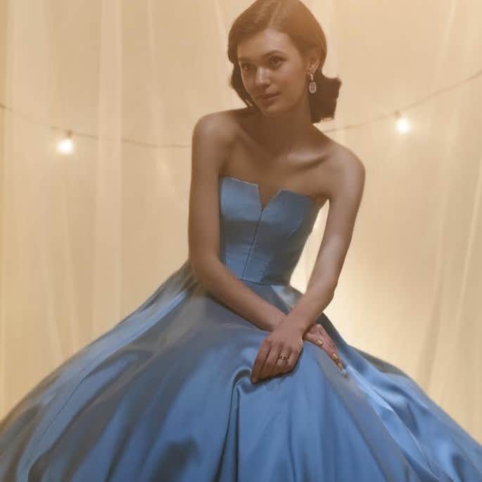 NOVARESE Dress Officialさんのインスタグラム写真 - (NOVARESE Dress OfficialInstagram)「スチール・ブルーのドレスは、ハリと光沢のあるミカド・スキューバ地 V字の胸元がポイントとなっているデザインです  最新ドレスパンフレットは、ホームページの<NEW COLLECTION>からご覧いただけます  #ノバレーゼウエディング #ノバレーゼドレス #ウエディングドレス #プレ花嫁 #花嫁 #結婚式 #ノバレーゼ #novaresewedding #novarese #annebarge」4月16日 14時02分 - novaresewedding