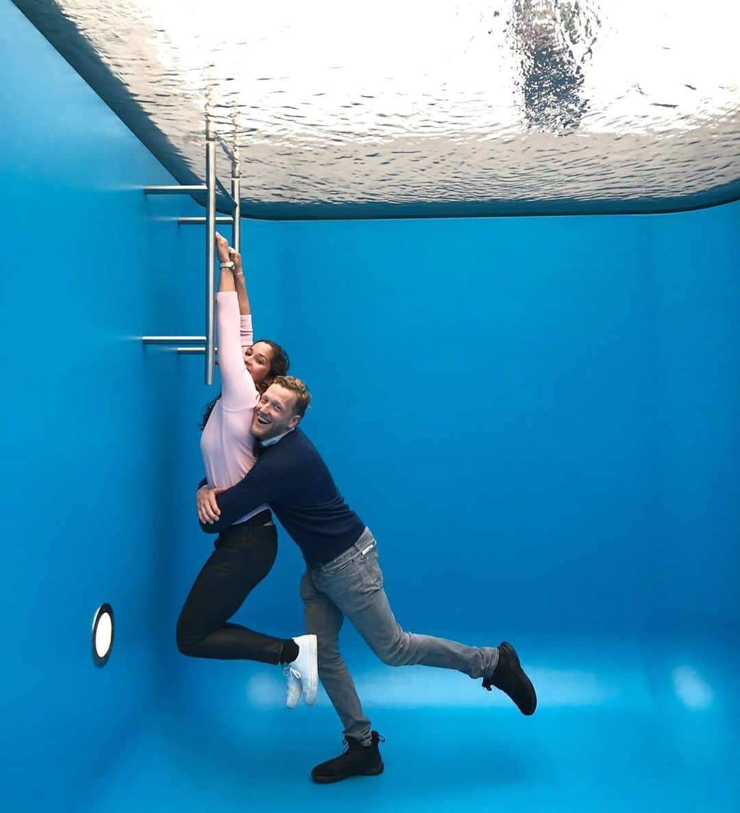 ラノミ・クロモウィジョジョさんのインスタグラム写真 - (ラノミ・クロモウィジョジョInstagram)「We can’t wait to be back in the pool again... #throwbackthursday #voorlindenmuseum」4月16日 14時04分 - ranomikromo