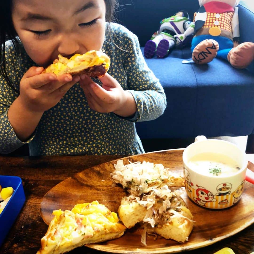 新井美穂さんのインスタグラム写真 - (新井美穂Instagram)「寝るのは絶対私と一緒。昼寝なし。それに加えて今日はまさかの5時半に起き出してきた娘にギョッとしたー！  大切な朝の私の時間よぉー😭（笑）  なので今日は朝から2時間、大笑いしながらひたすら人のいない道をお散歩して 自分で選んだパンを買って帰ってがっついてランチ。  これなら流石に昼寝してくれるだろうと思っているんだけども。。。（笑） #タフな娘#意地でも昼寝しない  何で寝ないの？と聞くと ビックリした顔して 「えーー？寝ない寝ない〜！ だって寝るのは夜でしょ？粘土遊びしようよー🎵」 保育園で毎日3時間ガッツリ寝てたくせにー  散歩してる保育園児たちを見て 「なつかしいよね〜」とコメントした娘😅（笑）  今日も早寝するしかないな😅  #娘3歳10ヶ月#昼寝求む#仙川さんぽ」4月16日 14時06分 - arai_miho