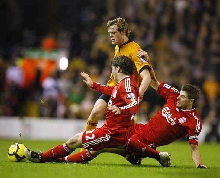 エミリアーノ・インスアのインスタグラム：「#TBT Hey Fans, Today I leave you a souvenir image defending the @liverpoolfc jersey with the Great "Captain" @stevengerrard!! 👏👏👏👏 Could you guess which club? what stadium? and what season was it?  #Liverpool #LFC #PremierLeague #StayAtHome #Safe #Together」