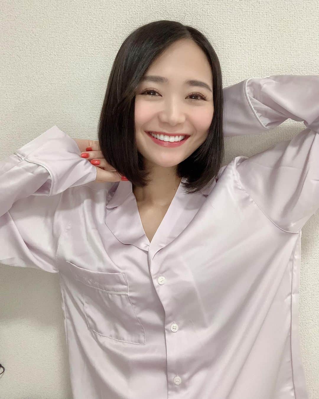 のインスタグラム：「友達がブランドを出しました❤️﻿ ﻿ めちゃ可愛いルームウェア🥰﻿ ﻿ さっそく着てる😌✨✨✨﻿ 生地もしっかりしてて長く使えそう♪﻿ こりゃ部屋でもテンションあがる！笑﻿ ﻿ ﻿#demipointes #roomwear  #ルームウェア #サテンパジャマ  #女子にはたまらないデザイン﻿ #プレゼントにも喜ばれそうね﻿ #なんと今月は送料無料だそうです！﻿ #そして今なら次回使えるポイント1000Pプレゼントしてるって﻿ #家で過ごす機会が多いから部屋着着てる時間の方が長いからずっと着てるw﻿ #まぁちゃんありがとう❤️ #さて今日は21:00〜Domaniとのコラボインスタライブです #その前と後はshowroomやります #オンライン飲み会 #来てねーーー」