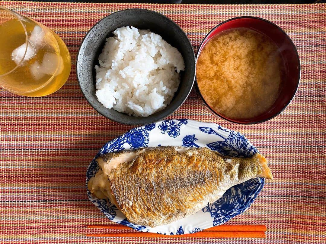 里美ゆりあのインスタグラム：「ウメイロの塩焼きめっちゃ美味しかったぁ❤  #おうち時間  #魚料理  #fishing  #釣り #釣り好きな人と繋がりたい  #ウメイロ #塩焼き」