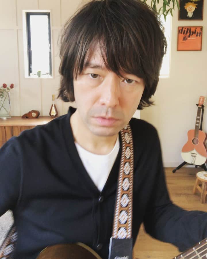 のインスタグラム：「もうすぐ発売のニューアルバムからちょこっとずつおうちで弾き語り、第3弾。今日は「さよならじゃなかった」と「ドルフィン」です👍　#和田唱 #和田唱ALBUM #家で弾き語り #2ndソロアルバム」