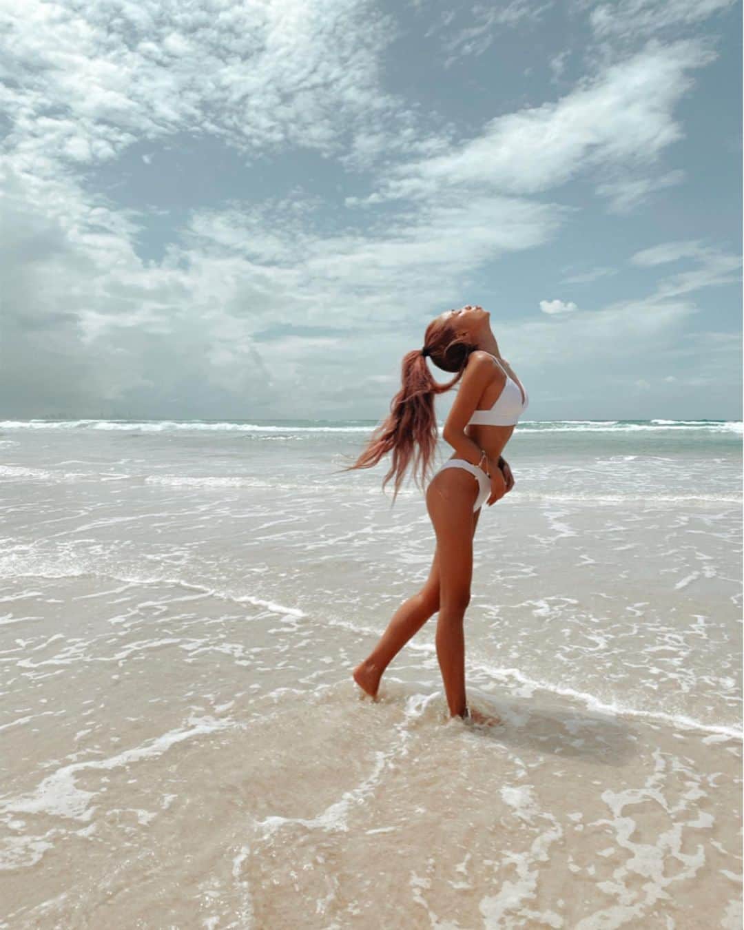 ユミ さんのインスタグラム写真 - (ユミ Instagram)「Have a nice day🌞🙌🏾🍹👐🏾🌞💘 奥の、あとちょっとでハートに なりそうな雲が好き☁️☁️😹😻 #throwback  #beachdays #beachgirl #hometime #stayhome #saveearth」4月16日 14時41分 - yuminchu1029