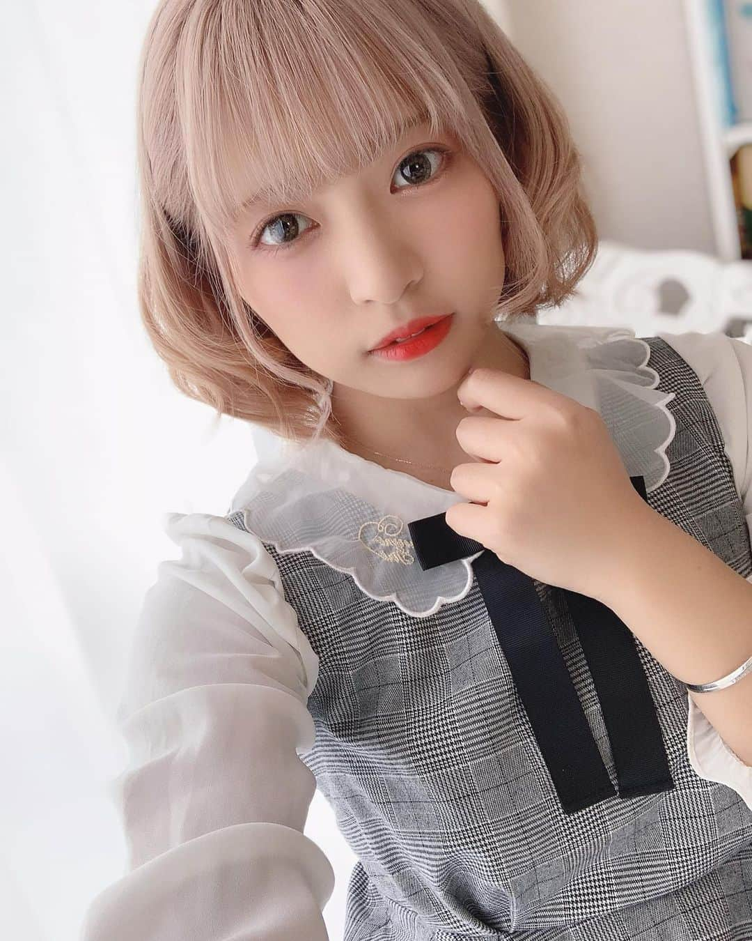 根尾あかりのインスタグラム：「最近は筋トレとかわいいの追求しかしてない🥰 #有意義な時間 #有意義な休日 #stayhome #目標 #フランス人形  #ピラティス #おすすめ #痩せたら #かわいい #洋服の仕事がしたい #お仕事依頼受付中」