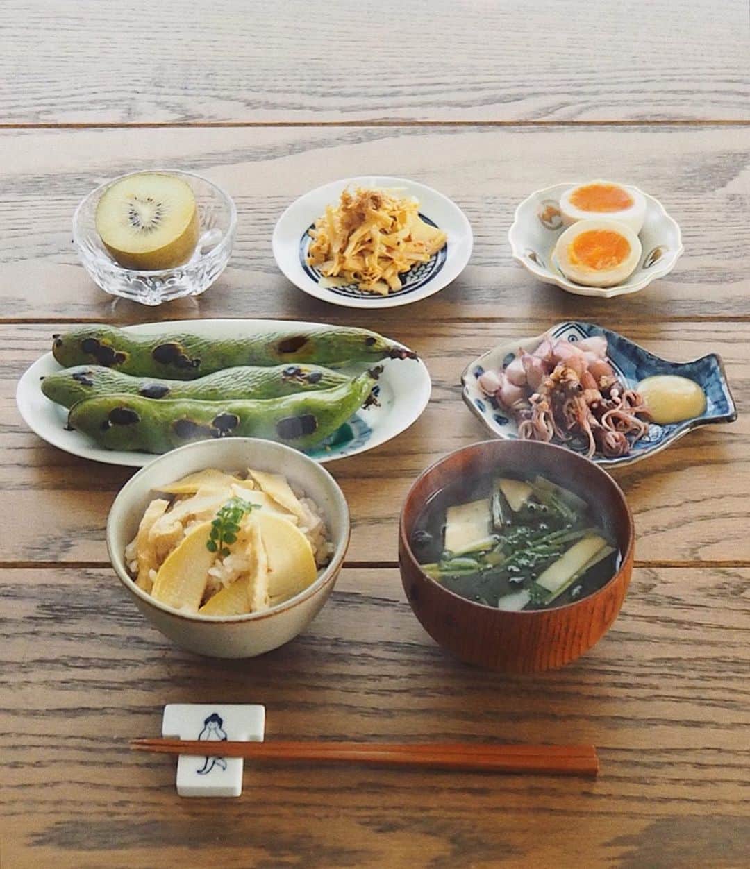 猪鼻ちひろのインスタグラム：「春感じる〜🌿 たけのこ三昧🍚 筍のお吸い物、姫皮のピリ辛炒めも作ったよ！ そんなことより愛の不時着からの梨泰院クラスに どっぷりハマってしまって困っています。 観終わったら次はなにを観たらいいのでしょう、、 なにを楽しみに生きれば、、、🥺 ううう、、、オススメあれば教えてください、、 ※悩みは名前が覚えられないこと😌 (ご飯の写真ばかりで申し訳ないわぁ) #ありがとう #ネットフリックス #Netflix #愛の不時着 #わたしの周り全員 #ヒョンビン に #恋してる #梨泰院クラス #パクソジュン #かっこよすぎ #寝不足になる #みんな2回ずつ観てるらしいね？わかる #好きなシーンありすぎる　 #ちひろkitchen#ちひろのごはん」