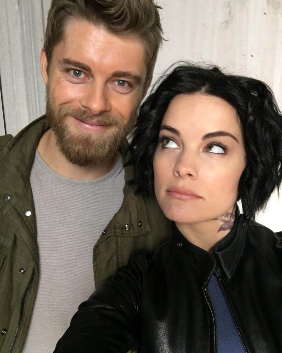 ジェイミー・アレクサンダーさんのインスタグラム写真 - (ジェイミー・アレクサンダーInstagram)「Shoutout to my favorite TV sibling, @lukemitchell17 Love you, brother 👊 #Blindspot #siblings #roman」4月16日 5時56分 - jaimiealexander