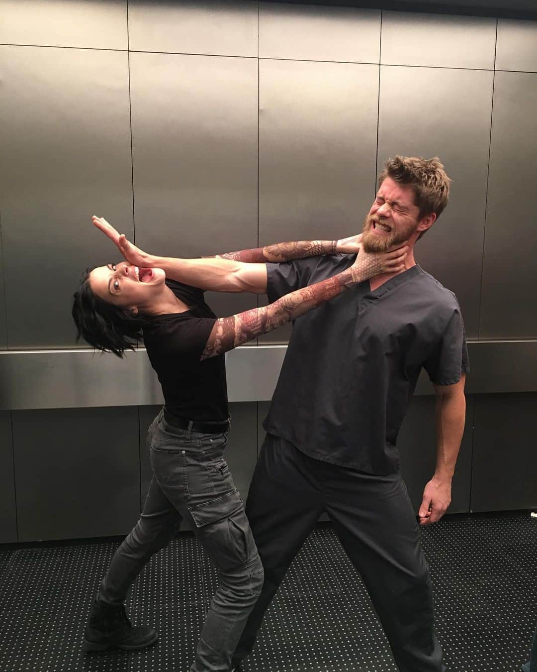 ジェイミー・アレクサンダーさんのインスタグラム写真 - (ジェイミー・アレクサンダーInstagram)「Shoutout to my favorite TV sibling, @lukemitchell17 Love you, brother 👊 #Blindspot #siblings #roman」4月16日 5時56分 - jaimiealexander