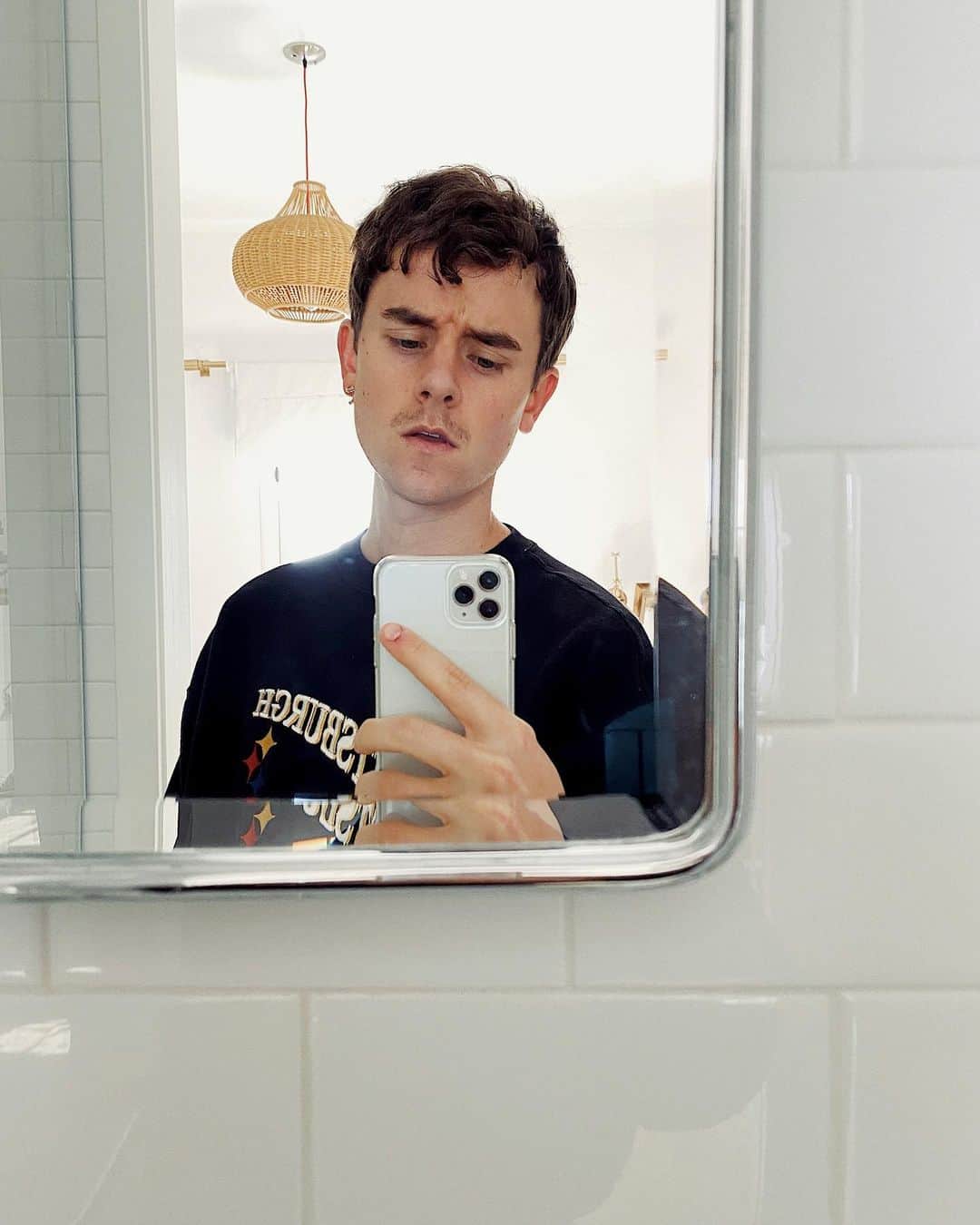 コナー・フランタのインスタグラム：「my transformation into ‘fun gay uncle ‘ is nearly complete」