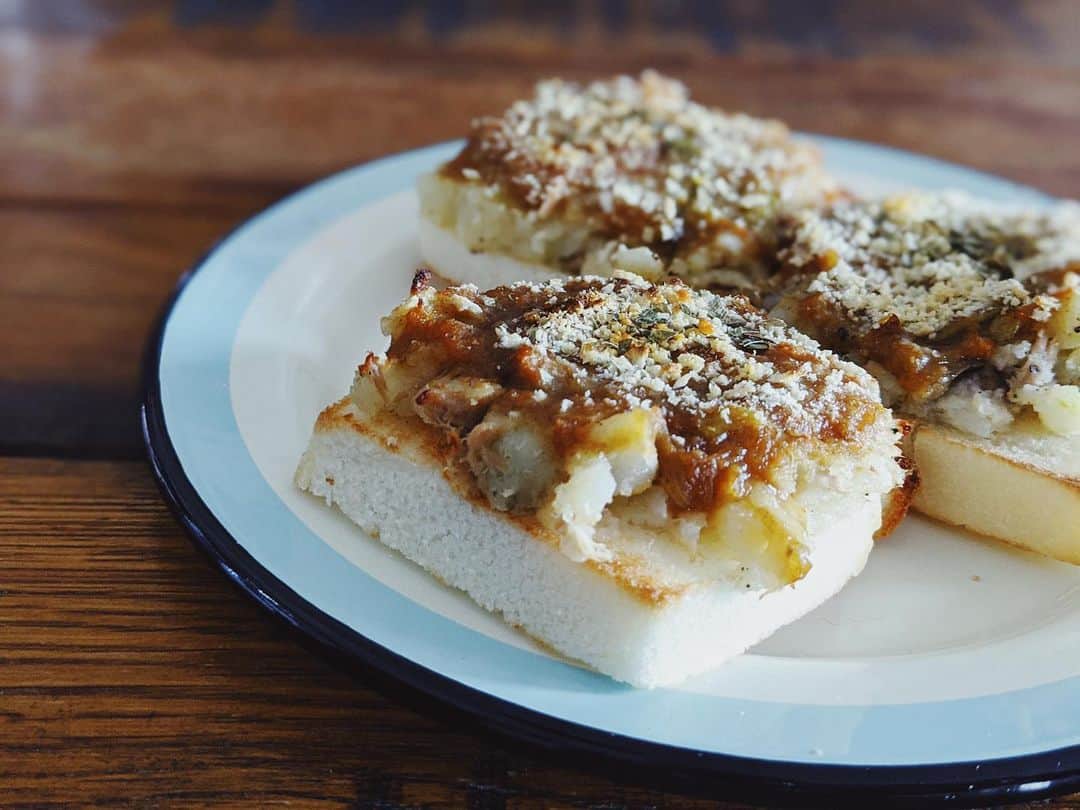 藤田敦子のインスタグラム：「ㅤㅤㅤ 【#blendakitchen 】 久々のリアルタイム飯❤️ と言っても昨日のランチやけど… ㅤㅤㅤ ✔︎米粉カレーパン ㅤㅤㅤ @palsystem_kurashi で購入した米粉パンに 作り置きのポテトサラダとカレーの残り、 グルテンフリーパン粉と粉チーズを乗せ トースターで焼いただけ😍🍞 とろけるチーズとかも美味しいだろうけど 家にはなかった…。 ㅤㅤㅤ 米粉パンはここのも美味しいし 安心の原材料ではあるけど (👉🏼写真2枚目参照👉🏼) 米から作れるパンを手作りしてみようと 本も買ったので、レッツチャレンジ👍🏼」