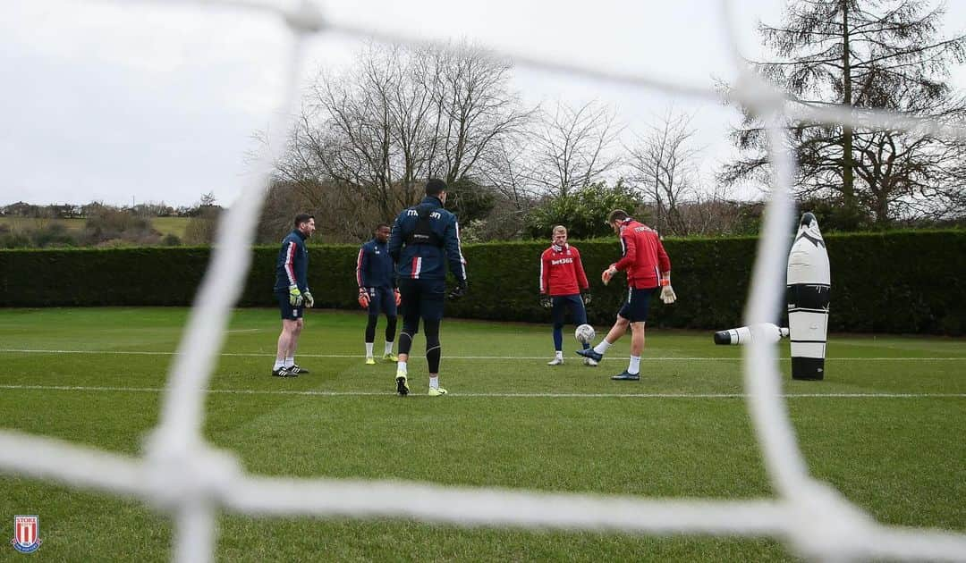 ジャック・バトランドのインスタグラム：「looking forward to being back with the union when the time comes 👊🏼 @stokecity #internationalgoalkeeperday #stayhome #staysafe」