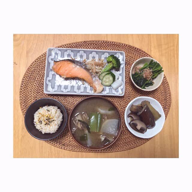 みのり(26)＠東京 ダイエットのインスタグラム：「朝ごはん . . 鮭 ブロッコリー 酢漬け ほうれん草のお浸し お茄子の煮浸し 大根と舞茸とわかめの味噌汁 玄米ごはん . . おうち時間で、 たくさん作り置きおかず作ったから 少しずつ食べる☺️う〜ん、大満足。 . #おうち時間 #つくりおき . . 今日も、お仕事いってきまーす😬🥶 . . ◉ライザップ公認の紹介アンバサダーです。 〜紹介特典で、お安く入会できます〜 . ▶︎全国どの店舗でもOK ▷２週間のトライアルコースもあります(^_^)/ ▶︎カウンセリング予約前にご連絡ください . ◎入会やカウンセリングをお考えの方、 ご質問なども、DM✉️ください。 . ★トレーニング見学もできます★ . 📺RIZAP TVCM出演 🏅RIZAP BMG ファイナリスト2017.2018 . #rizap #ライザップ . #ダイエット #diet #レコーディングダイエット #ダイエッター #公開ダイエット  #朝ごはん #morning #糖質オフ #食べて痩せる #おうちごはん #食べる #糖質制限 #低糖質ダイエット #和食 #クッキングラム #自炊女子 #腸内環境 #食事管理 #栄養 #fitmeal #oneplate #cleanmeals  #lowglycemic #玄米 #まごわやさしい #豆皿」
