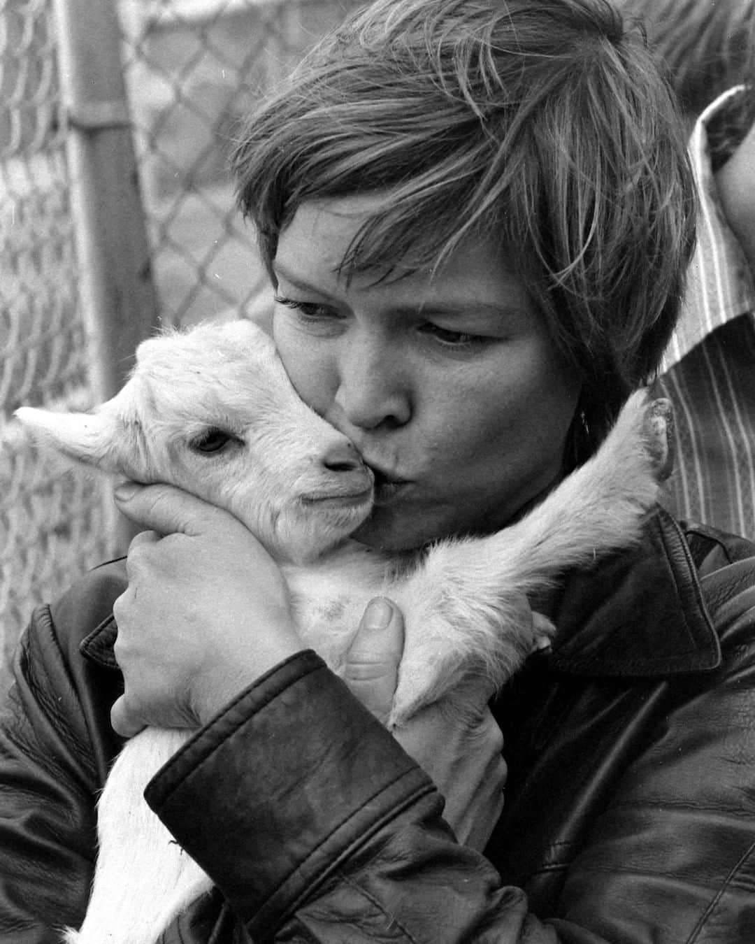 lifeさんのインスタグラム写真 - (lifeInstagram)「Actress Ellen Burstyn cuddles a baby goat, 1972. She was nominated for an Academy Award that year for her role in "The Last Picture Show." (📷Bill Eppridge/LIFE Picture Collection) #wildLIFEWednesday #goatsofinstagram #ellenburstyn」4月16日 7時03分 - life