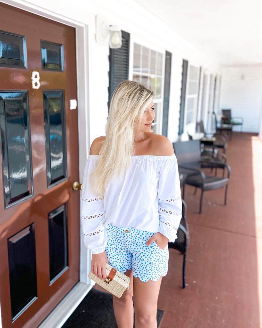 サシャ・カリスのインスタグラム：「Loving the spring weather up here 😍💐 It’s nice and warm during the day (usually low 70s) but the nights are still in the 30s 😱 Definitely not Bahamas weather 😅 What is the temperature like where you are? ⬇️🌡 Outfit: @lillypulitzer 🌷 Which do you like better? Pic 1 or 2?  #springfashion #northcarolina #spring #lakechatuge #travel #fashion #ootd #flowers #lillypulitzer #photooftheday」