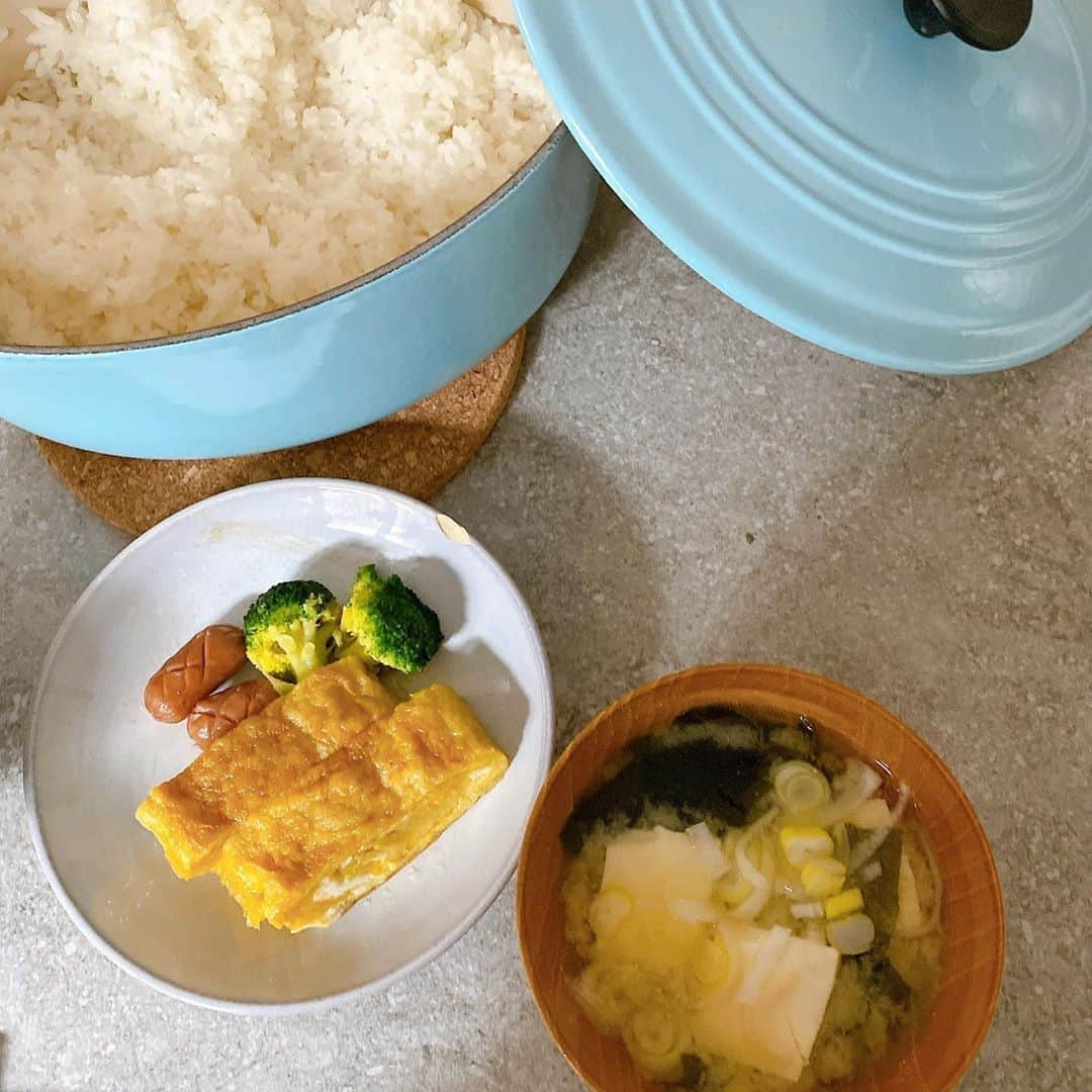 西山美希子さんのインスタグラム写真 - (西山美希子Instagram)「炊き立てご飯とお味噌汁。日本人でよかったと思う瞬間✨ママ友 @bon.appetit0818 から回ってきたお味噌汁バトン。次に回したいけど、コピペやらのやり方分からず、私で止まってしまった😱マリちゃんごめん🙏😭」4月16日 7時28分 - mariaclove