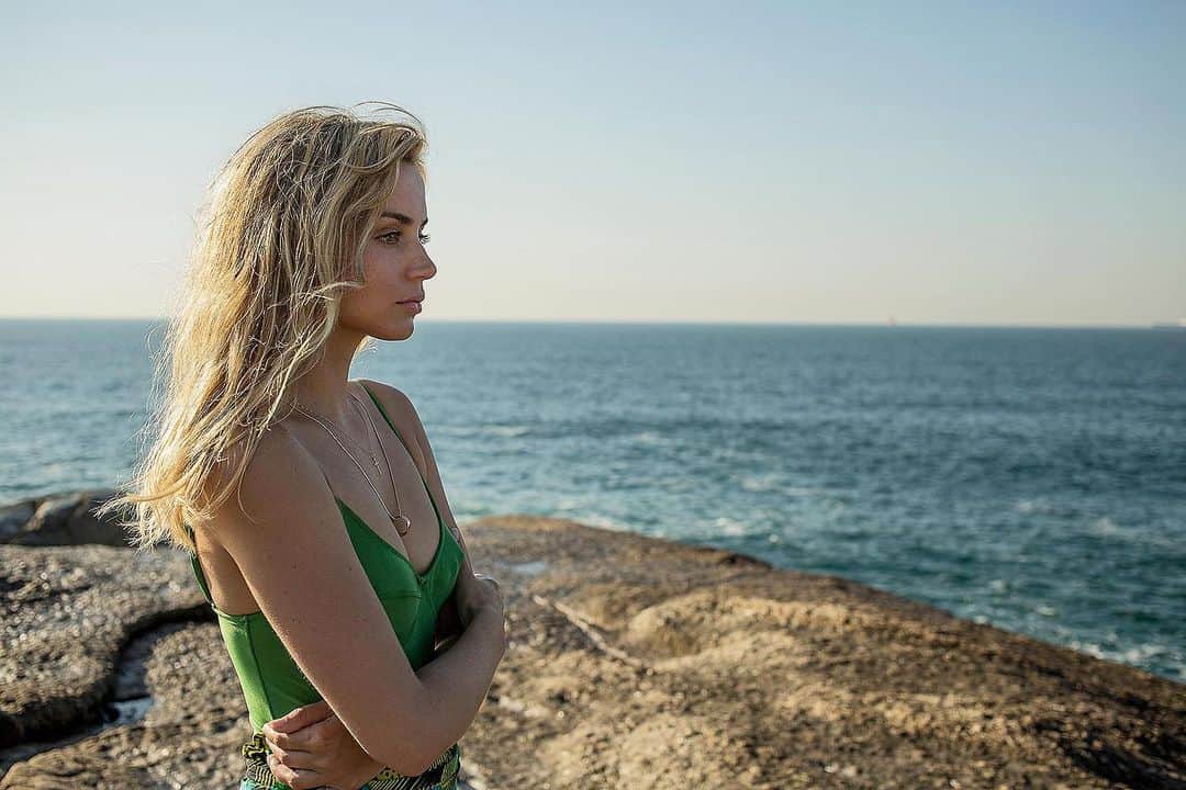 アナ・デ・アルマスのインスタグラム：「La filmación de SERGIO duró aproximadamente 3 meses. Rodamos en Brasil, Jordania y Tailandia. Todos igualmente especiales e importantes para la historia. Esta foto es en Río de Janeiro, en Arpoador, un lugar precioso entre Ipanema y Copacabana, el lugar preferido de Sergio.  SERGIO se estrena en #Netflix este viernes 17 de Abril.」