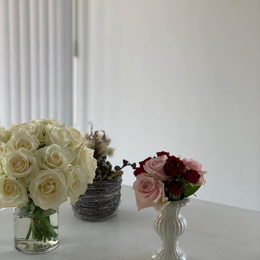 のインスタグラム：「Living with flowers * * 最近のお花達💐 * お部屋が明るくなって、気のせいかもしれないけど、みんなの笑顔がたくさん見れてる気がする。 * Keep smiling ☺︎ * * #花のある暮らし  #リビングルーム  #myhomemystyle」