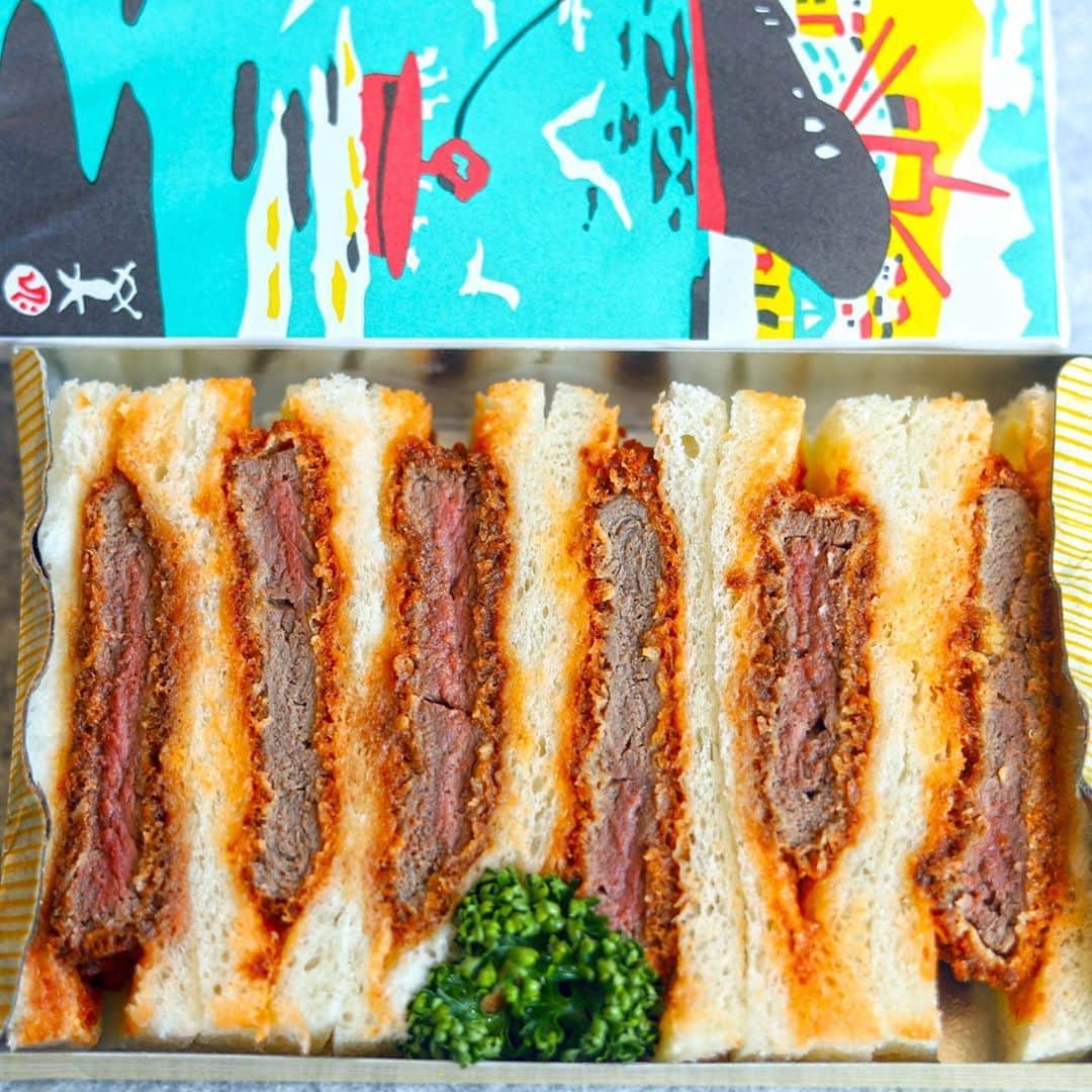 きょん。さんのインスタグラム写真 - (きょん。Instagram)「. .  欧風料理もん  The 神戸な 包装紙の中には 名店・もんの 特製ビフカツサンド。  お持ち帰りもできると知り、 所用で訪れた 三宮の帰り道にふらりと。  帰宅後でも 変わらない 濃厚な肉感、 YodarEもん。  #欧風料理もん #sandwich#コロナに負けるな」4月16日 7時32分 - kyon_tokiiro