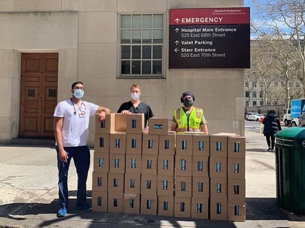 エヴァン・ベイツさんのインスタグラム写真 - (エヴァン・ベイツInstagram)「Madi and I have come together with @vossworld in making a donation of 1,020 bottles of water to the New York Presbyterian Cornell Weill Hospital in New York City to give these doctors and nurses a much needed resource during these difficult times. These healthcare workers are on their feet for many hours at a time and it’s important they stay hydrated so their immune systems stay strong.  They just received our shipment and here are some of our favorite moments!  A big thank you to @vossworld for this generous gesture for our front-line heroes!  If you want to get involved or are in need, reach out to them at @vossworld 💦 I hope everyone stays safe, heathy and hydrated.」4月16日 8時02分 - evan_bates