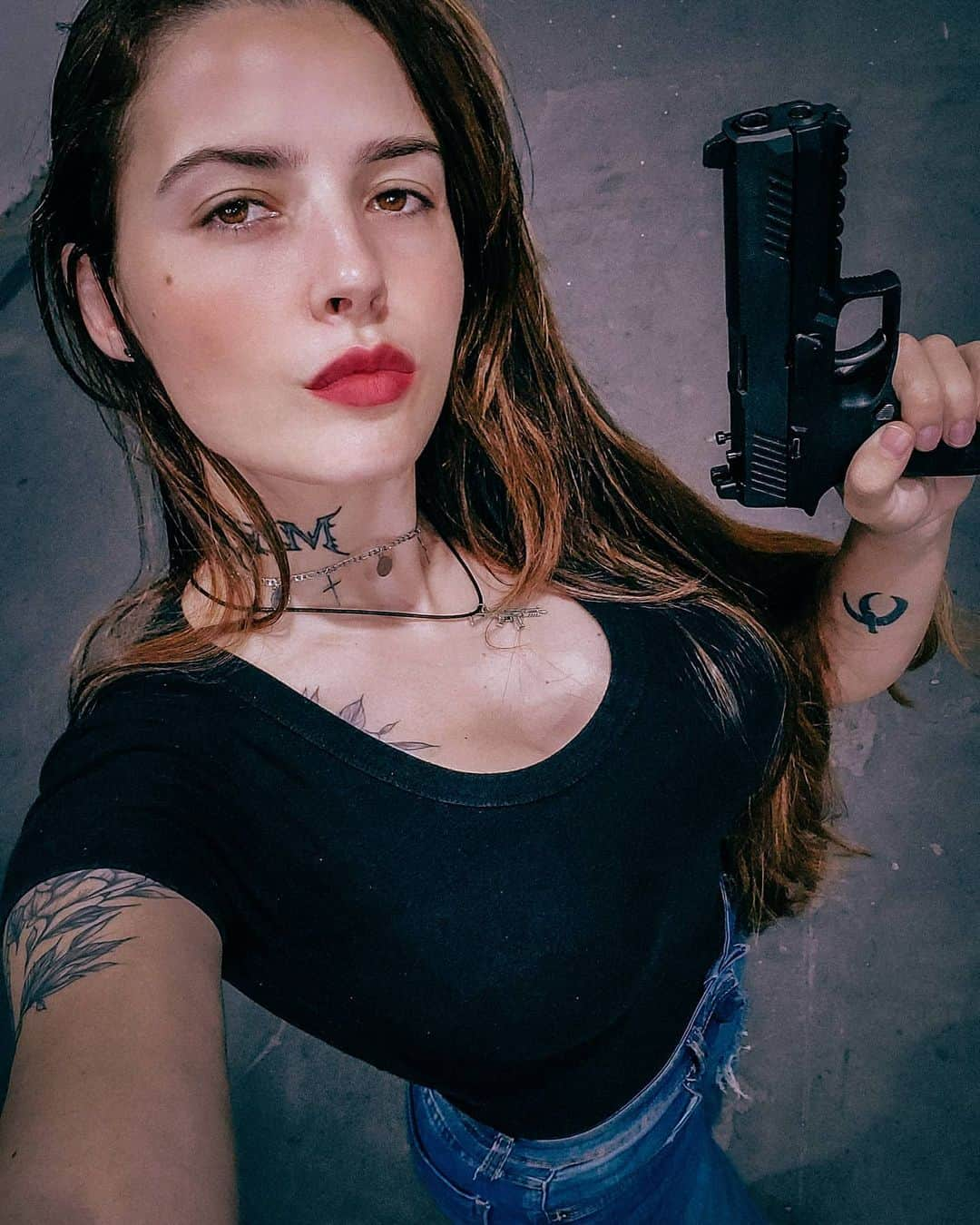 Anna Vargasさんのインスタグラム写真 - (Anna VargasInstagram)「Sig Sauer P320, minha favorita do momento. Já experimentou? . #AlwaysBeReady #iam511 #forçaehonra . Parceiros: LOJA: @companystoreac Use o cupom MYST para ganhar 5%OFF . EQUIPAMENTOS TÁTICOS: @511tacticalbrasil . MUNIÇÃO: @spartanairsoftmunition . TREINAMENTOS TÁTICOS: @fhtreinamentosespeciais . PATCHES BORDADOS: @1ciadistintivosoficial . SITES: @sitevipinternet . CAMISETAS: @teamsix.brasil . #airsoft #airsoftbrasil #milsim #airsoftgirl #tactical #tacticool #military #airsoftcommunity #girlsandguns . . . #guns #sigsauer #pt320 #pistol #gunsandgirls #armadefogo #tirodedefesa #tiroesportivo #9mm #atiradora #firearms #freedom」4月16日 7時57分 - myst.shots