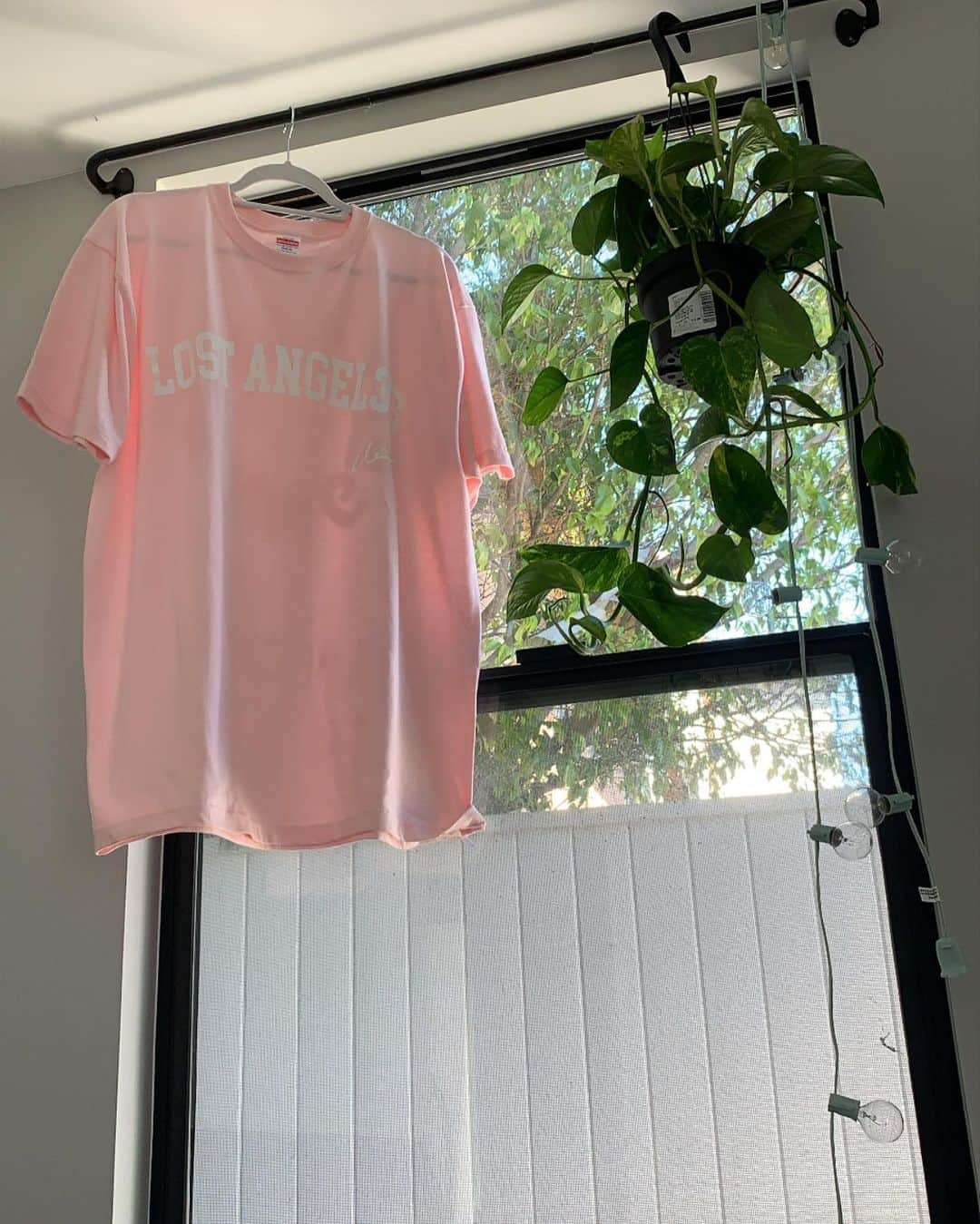 MINMIさんのインスタグラム写真 - (MINMIInstagram)「ステイホームしてますか？週替わりのTシャツ今週はpinkのウェアで気分あげてね♪ PINK Teeは本日までの受付！是非チェックしてね😉@masterbeau_online  素敵なおうち時間を  #三枚目のボトルはお酒ではありませんよw」4月16日 7時57分 - minmidesu