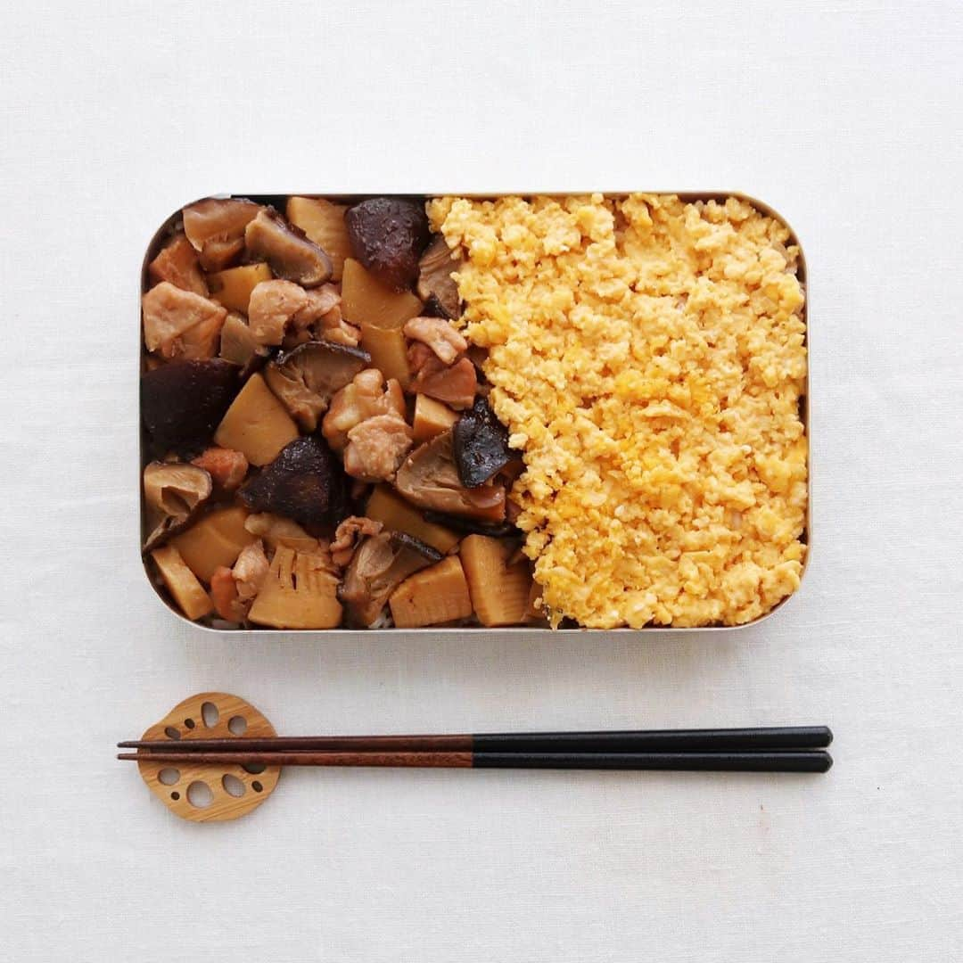 樋口正樹さんのインスタグラム写真 - (樋口正樹Instagram)「Oyakodon Nakamuraya . 朝ご飯に二色弁当の 中村屋親子丼を再現。 器はメスティンの蓋。 . 旅行など自粛のため、 いろいろ参考にして 妄想で料理してみた、 イメトレの在宅旅飯。 . おいしい旅飯作って コロナ疲れの解消に。 長いけどがんばろう！ . . #在宅旅飯 #旅飯 #二色弁当 #親子丼 #中村屋 #中村屋親子丼 #親子丼中村屋 #とり飯 #鶏めし #イメトレ #お弁当 #折詰 #テイクアウト #静岡グルメ #静岡フード #Oyakodon #shizuoka #bento」4月16日 7時58分 - higuccini