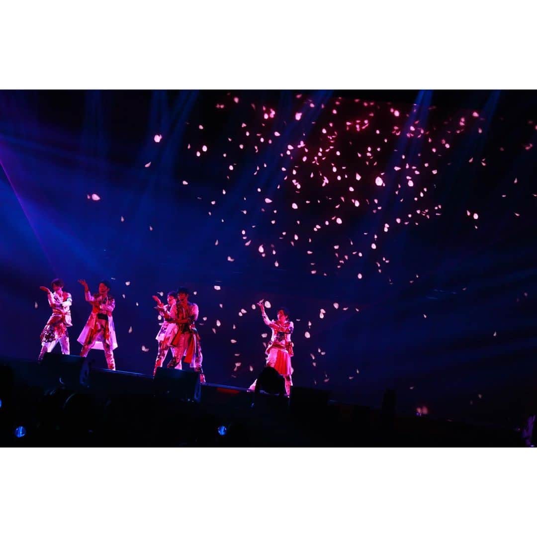 嵐（ARASHI）さんのインスタグラム写真 - (嵐（ARASHI）Instagram)「福井でおこなった「ARASHI “Japonism Show” in ARENA」を#スローバックサーズデー！再びステージで皆さんに会えるのを僕らも心待ちにしています！ #Throwback to the "Japonism" concert in Fukui, Japan!  We can't wait to be back on the stage! #嵐 #ARASHI」4月16日 8時06分 - arashi_5_official