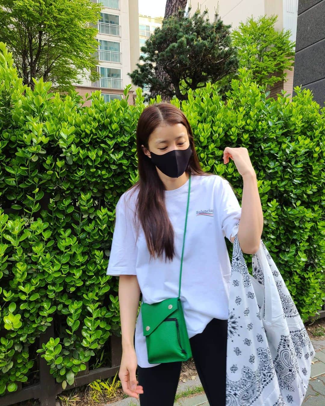 イ・シヨンさんのインスタグラム写真 - (イ・シヨンInstagram)「오늘새벽출근👣🌞 해가 길어져서 새벽인데도 이렇게 밝구나😊🙌💛 편의점커피👍☕사가지고 출발🏃‍♀️ #푸르다💚 #여름이오네」4月16日 8時06分 - leesiyoung38