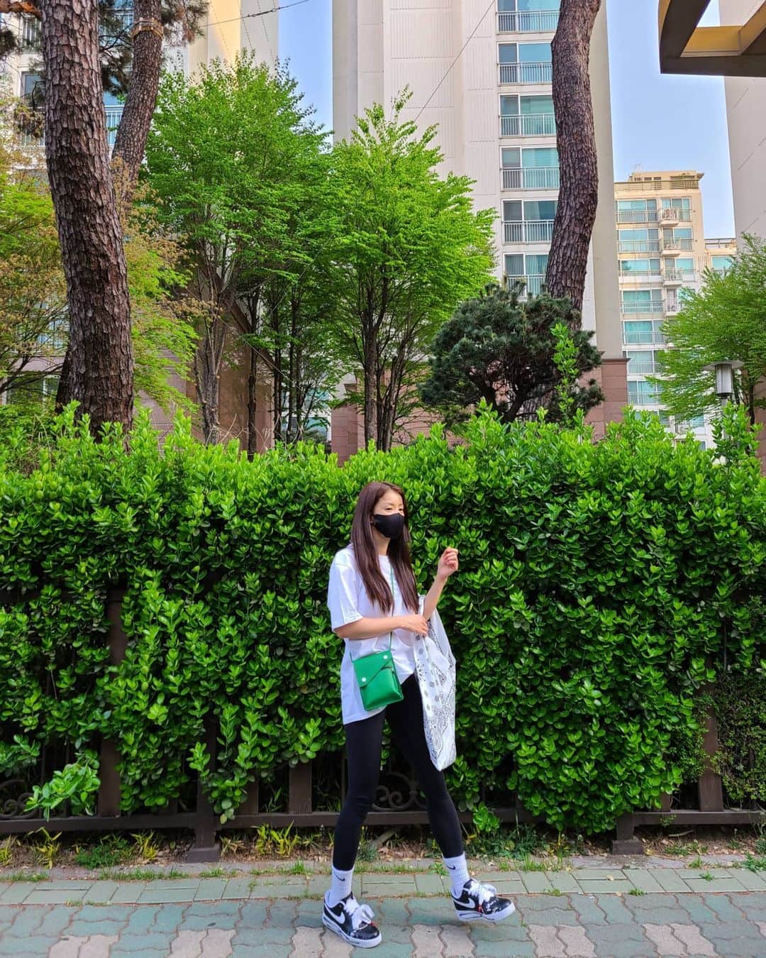 イ・シヨンさんのインスタグラム写真 - (イ・シヨンInstagram)「오늘새벽출근👣🌞 해가 길어져서 새벽인데도 이렇게 밝구나😊🙌💛 편의점커피👍☕사가지고 출발🏃‍♀️ #푸르다💚 #여름이오네」4月16日 8時06分 - leesiyoung38