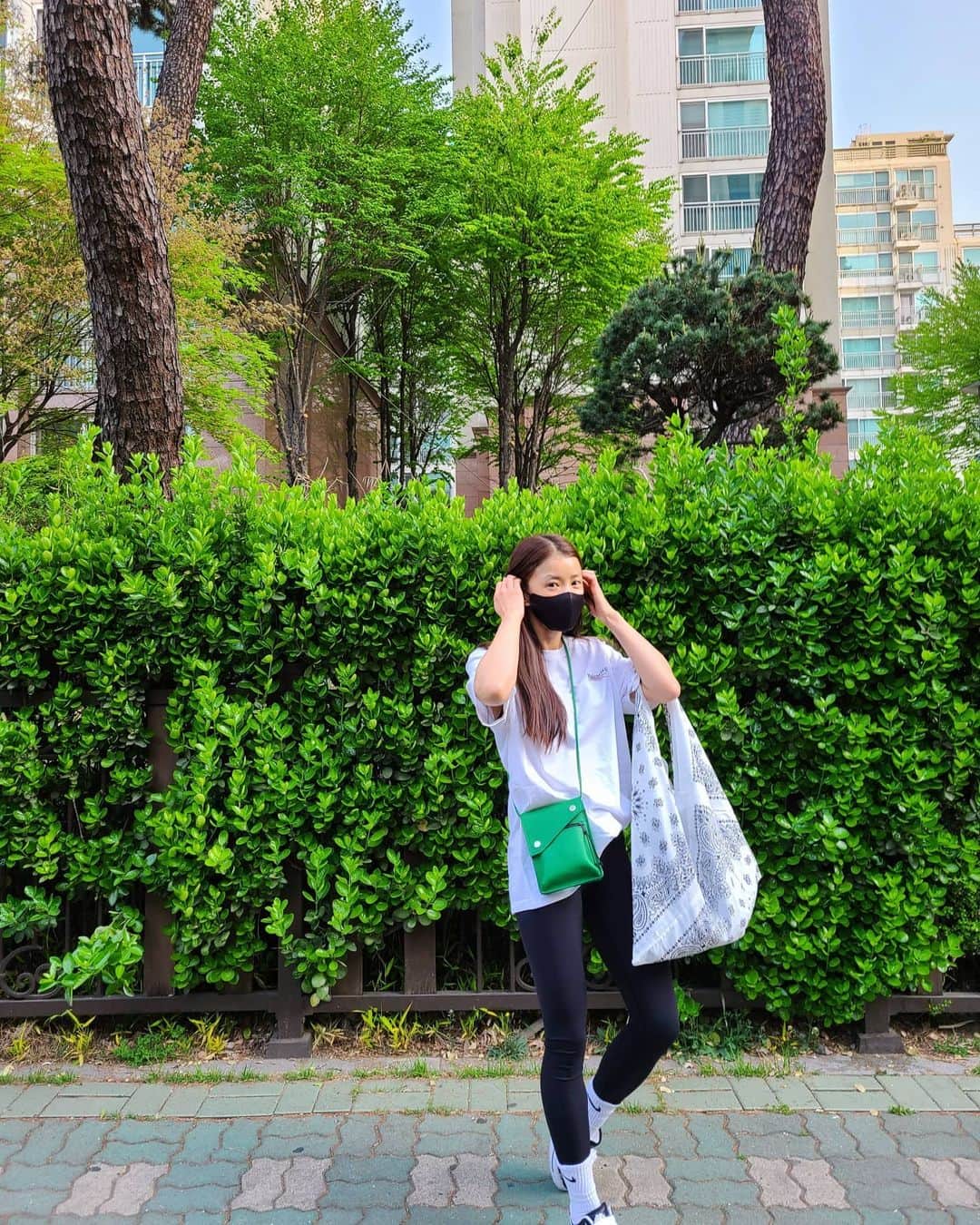 イ・シヨンさんのインスタグラム写真 - (イ・シヨンInstagram)「오늘새벽출근👣🌞 해가 길어져서 새벽인데도 이렇게 밝구나😊🙌💛 편의점커피👍☕사가지고 출발🏃‍♀️ #푸르다💚 #여름이오네」4月16日 8時06分 - leesiyoung38